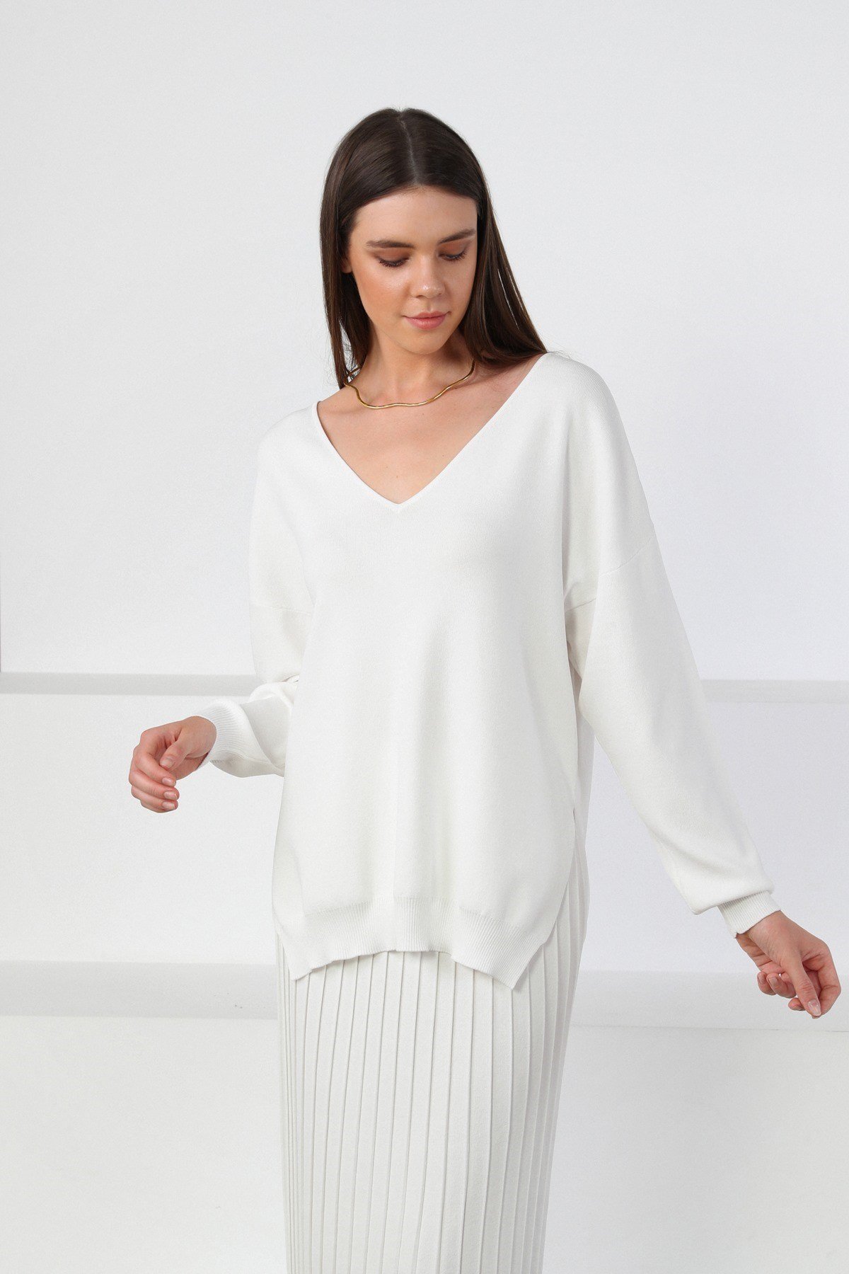 Ferraro Beyaz V Yaka Yırtmaçlı Kadın Triko Kazak