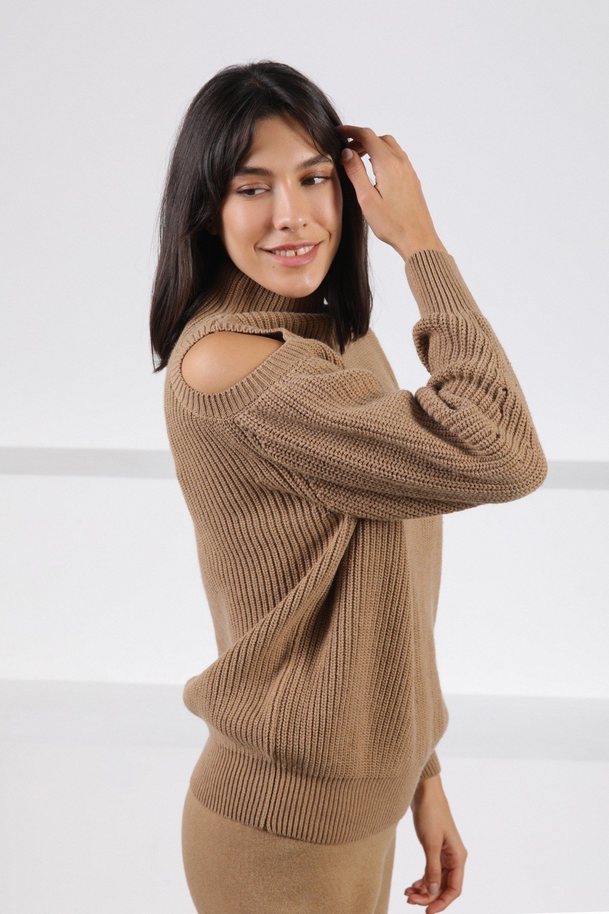 Ferraro Camel Uzun Kollu Omuz Detaylı Kaşmirli Kadın Triko Kazak
