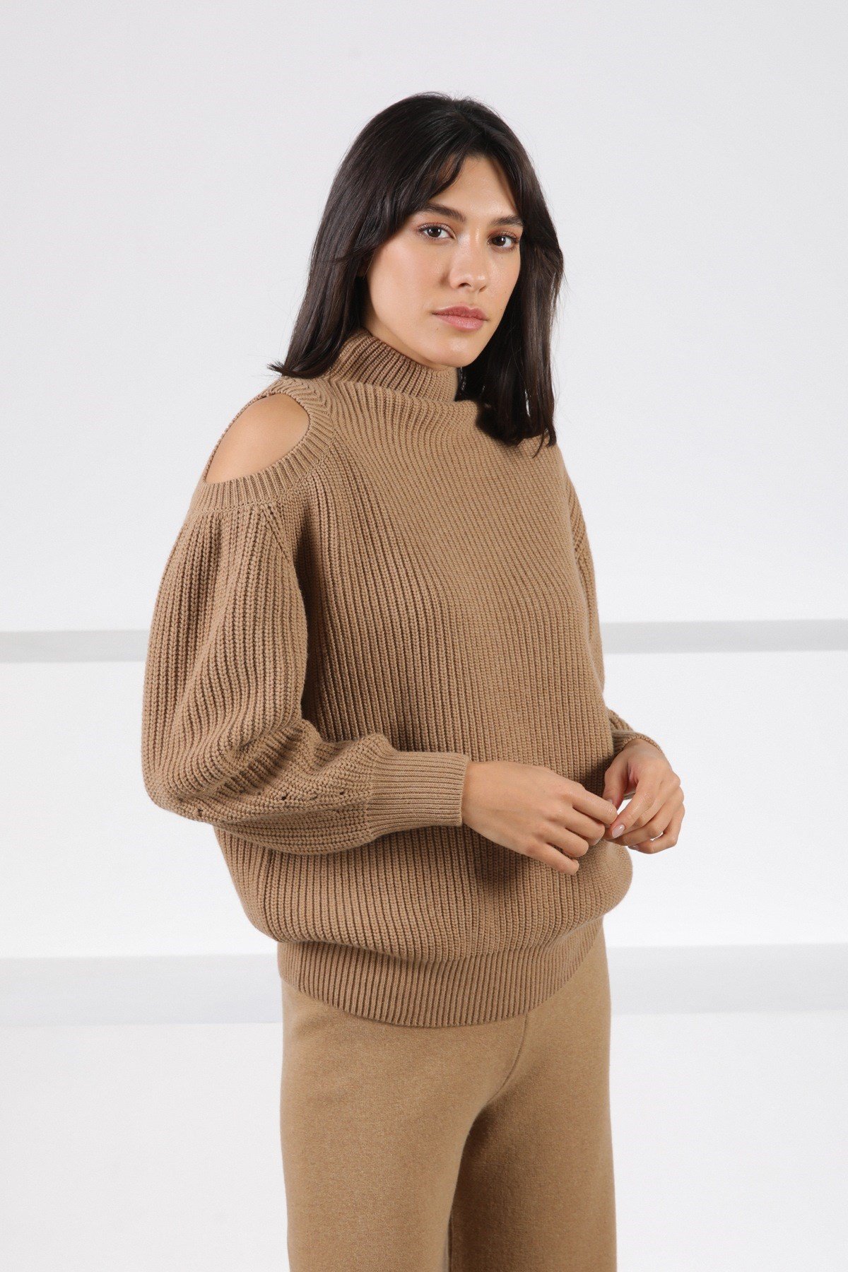 Ferraro Camel Uzun Kollu Omuz Detaylı Kaşmirli Kadın Triko Kazak