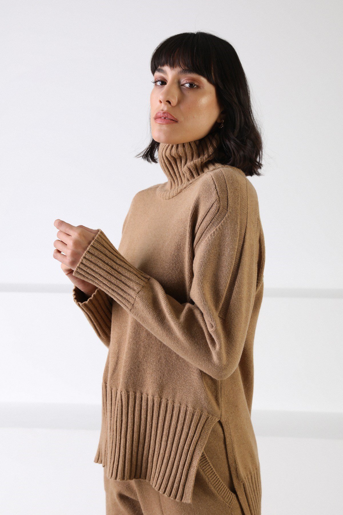 Ferraro Camel Uzun Kollu Yarım Balıkçı Yaka Kaşmirli Kadın Triko Kazak