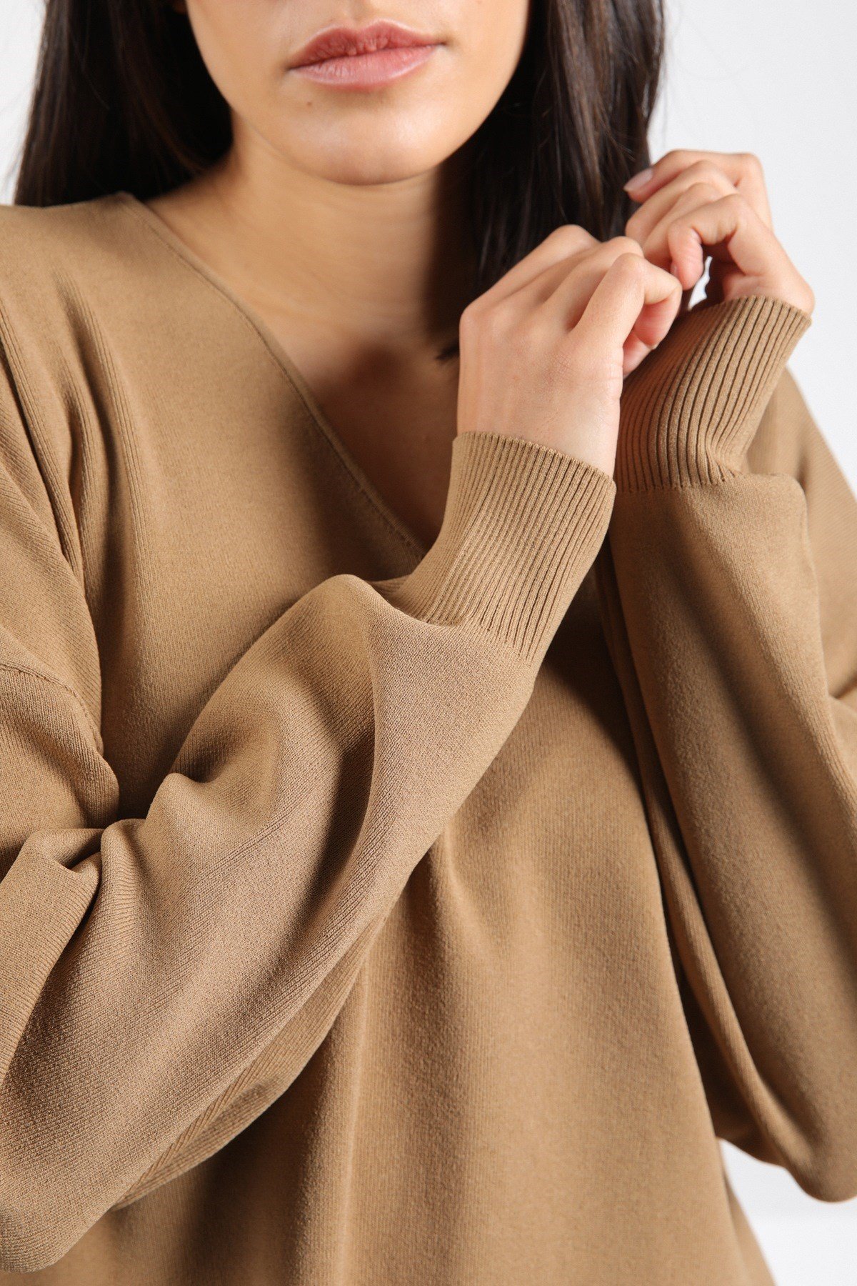 Ferraro Camel V Yaka Yırtmaçlı Kadın Triko Kazak