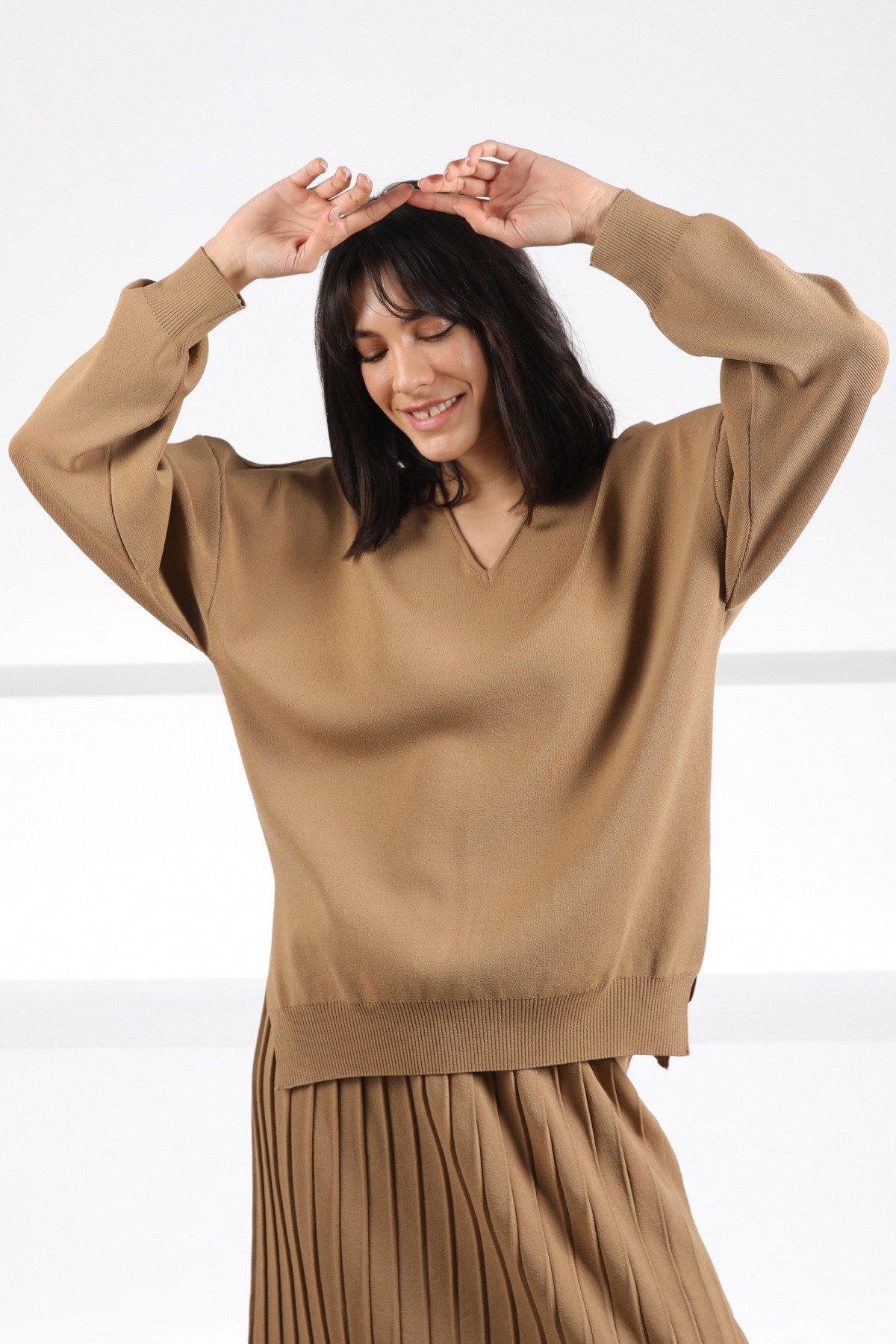 Ferraro Camel V Yaka Yırtmaçlı Kadın Triko Kazak