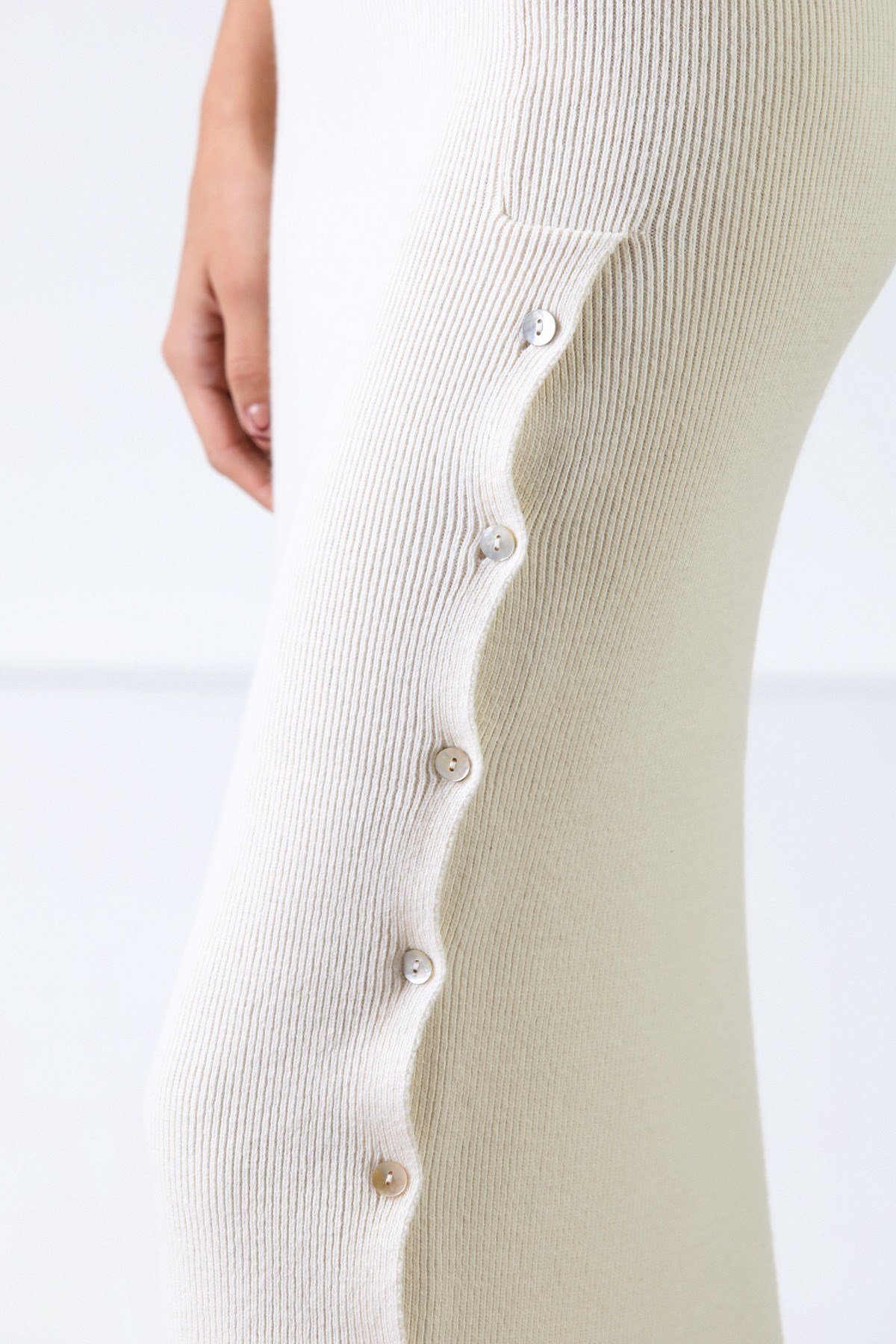 Ferraro Ekru Düğmeli Kaşmirli Kadın Triko Etek