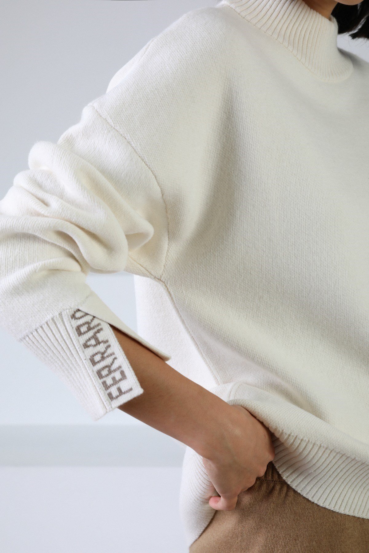 Ferraro Ekru Kol Detaylı Yarım Balıkçı Yaka Kaşmirli Kadın Triko Kazak