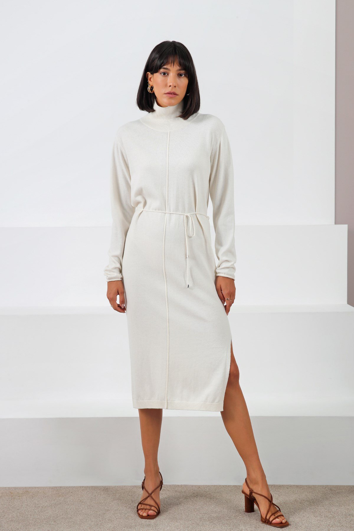 Ferraro Ekru Uzun Kollu Balıkçı Yaka Yırtmaçlı Kadın Triko Elbise