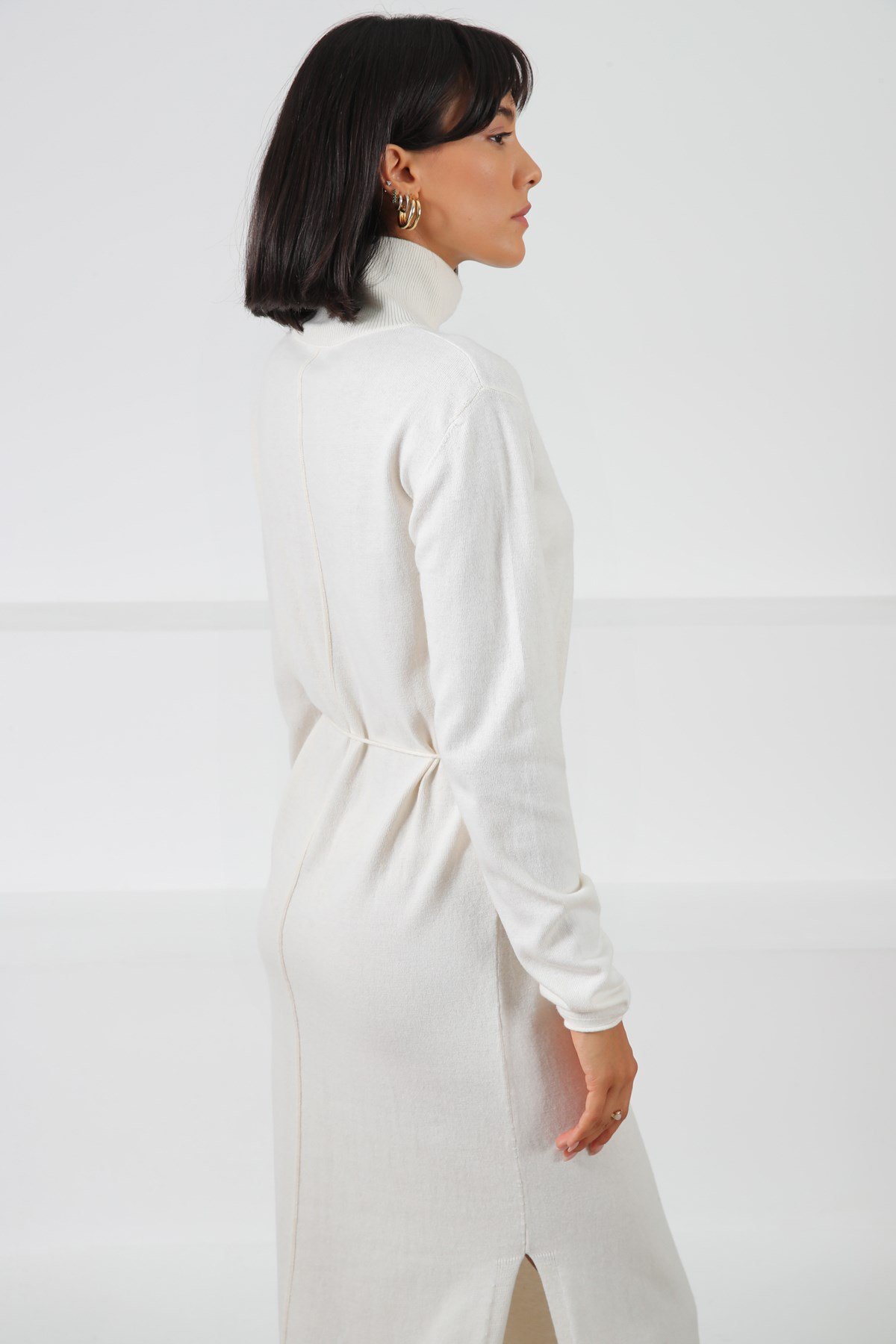 Ferraro Ekru Uzun Kollu Balıkçı Yaka Yırtmaçlı Kadın Triko Elbise