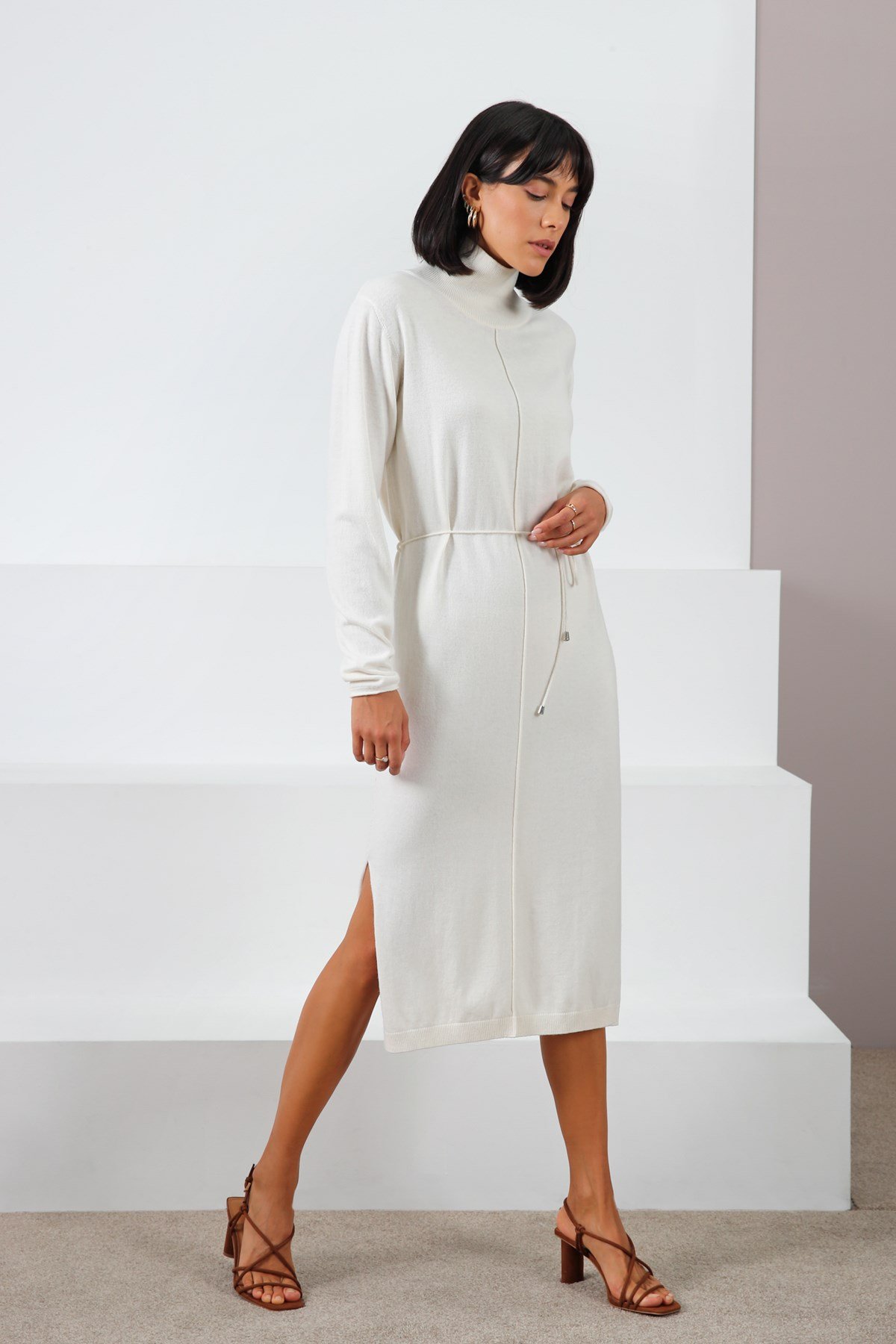 Ferraro Ekru Uzun Kollu Balıkçı Yaka Yırtmaçlı Kadın Triko Elbise