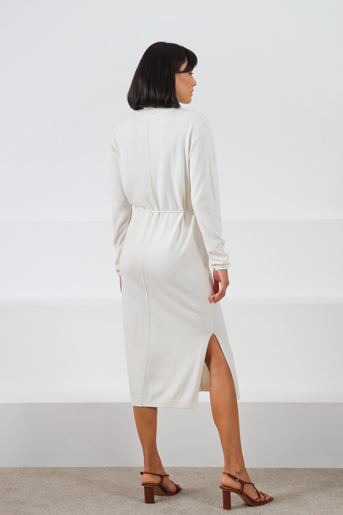 Ferraro Ekru Uzun Kollu Balıkçı Yaka Yırtmaçlı Kadın Triko Elbise