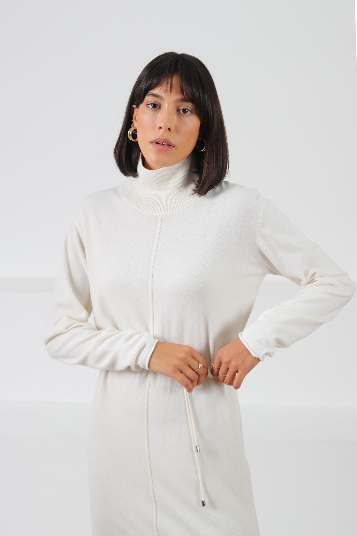 Ferraro Ekru Uzun Kollu Balıkçı Yaka Yırtmaçlı Kadın Triko Elbise