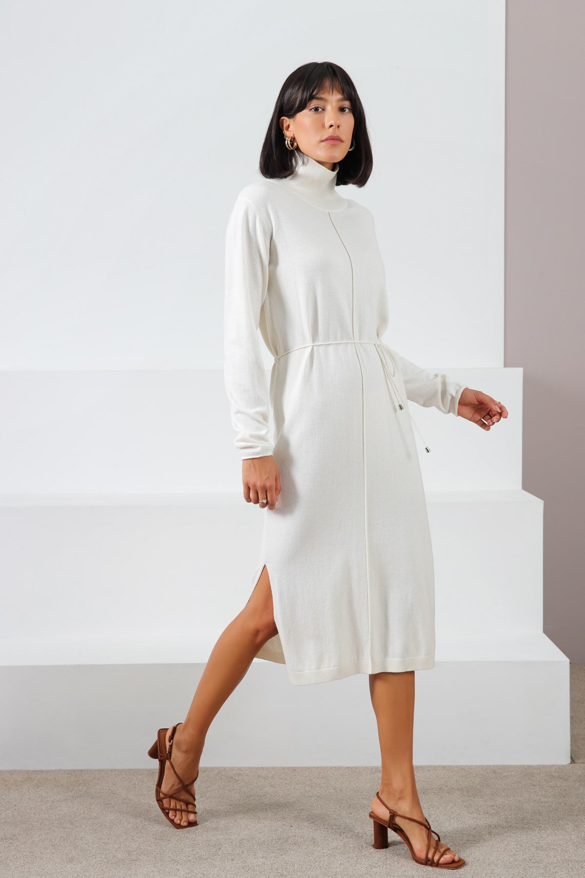 Ferraro Ekru Uzun Kollu Balıkçı Yaka Yırtmaçlı Kadın Triko Elbise