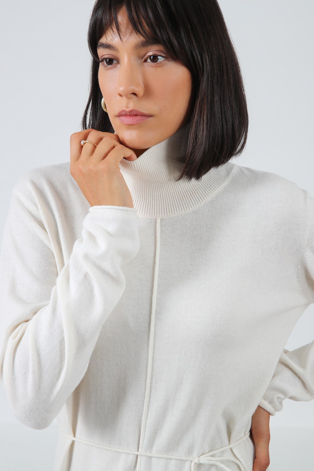 Ferraro Ekru Uzun Kollu Balıkçı Yaka Yırtmaçlı Kadın Triko Elbise