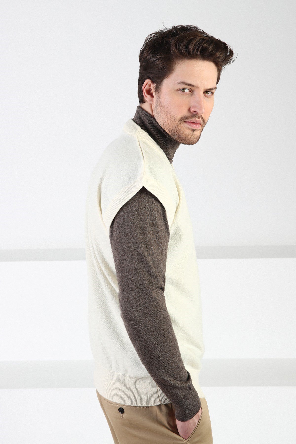 Ferraro Ekru V Yaka %100 Kuzu Yünü Erkek Süveter