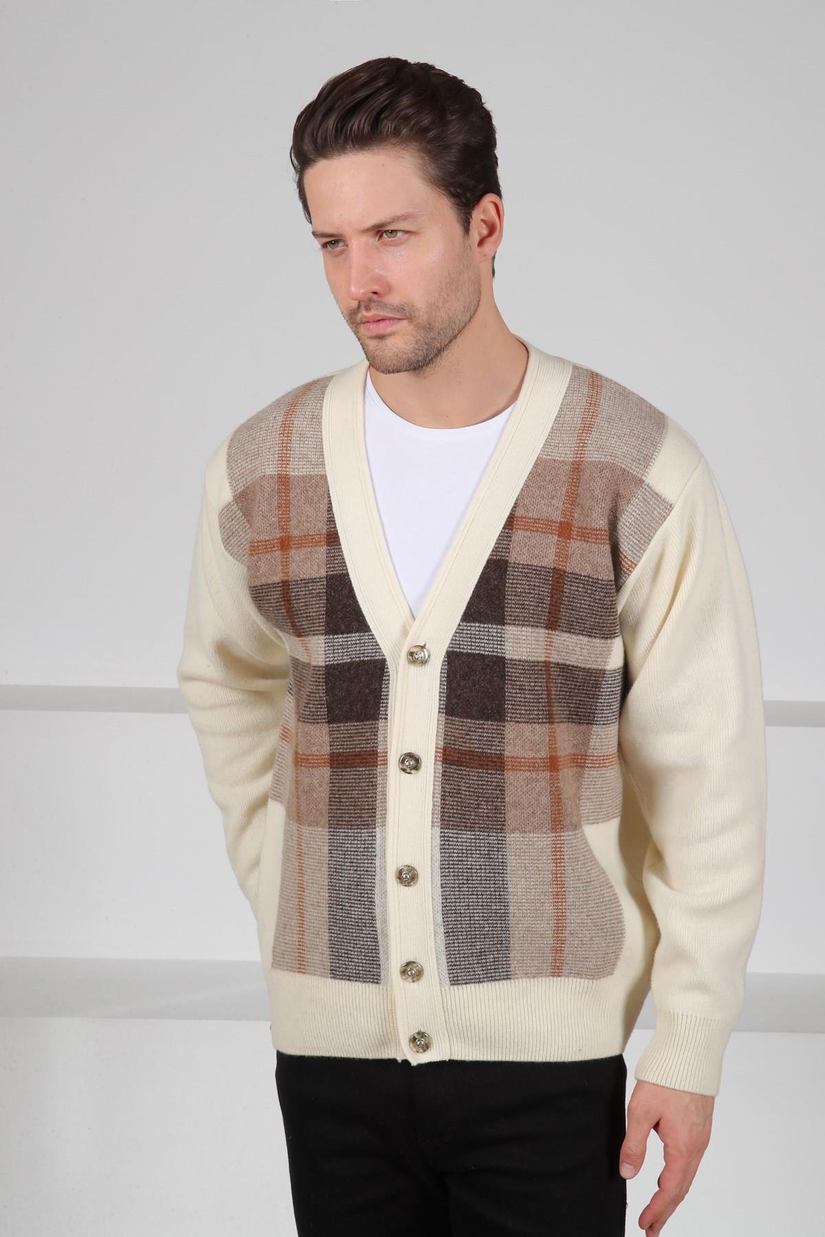 Ferraro Ekru V Yaka Düğmeli Kare Desenli Uzun Kollu %100 Kuzu Yünü Erkek Triko Ceket