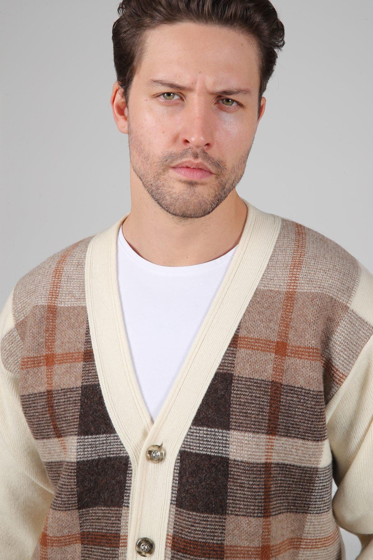 Ferraro Ekru V Yaka Düğmeli Kare Desenli Uzun Kollu %100 Kuzu Yünü Erkek Triko Ceket