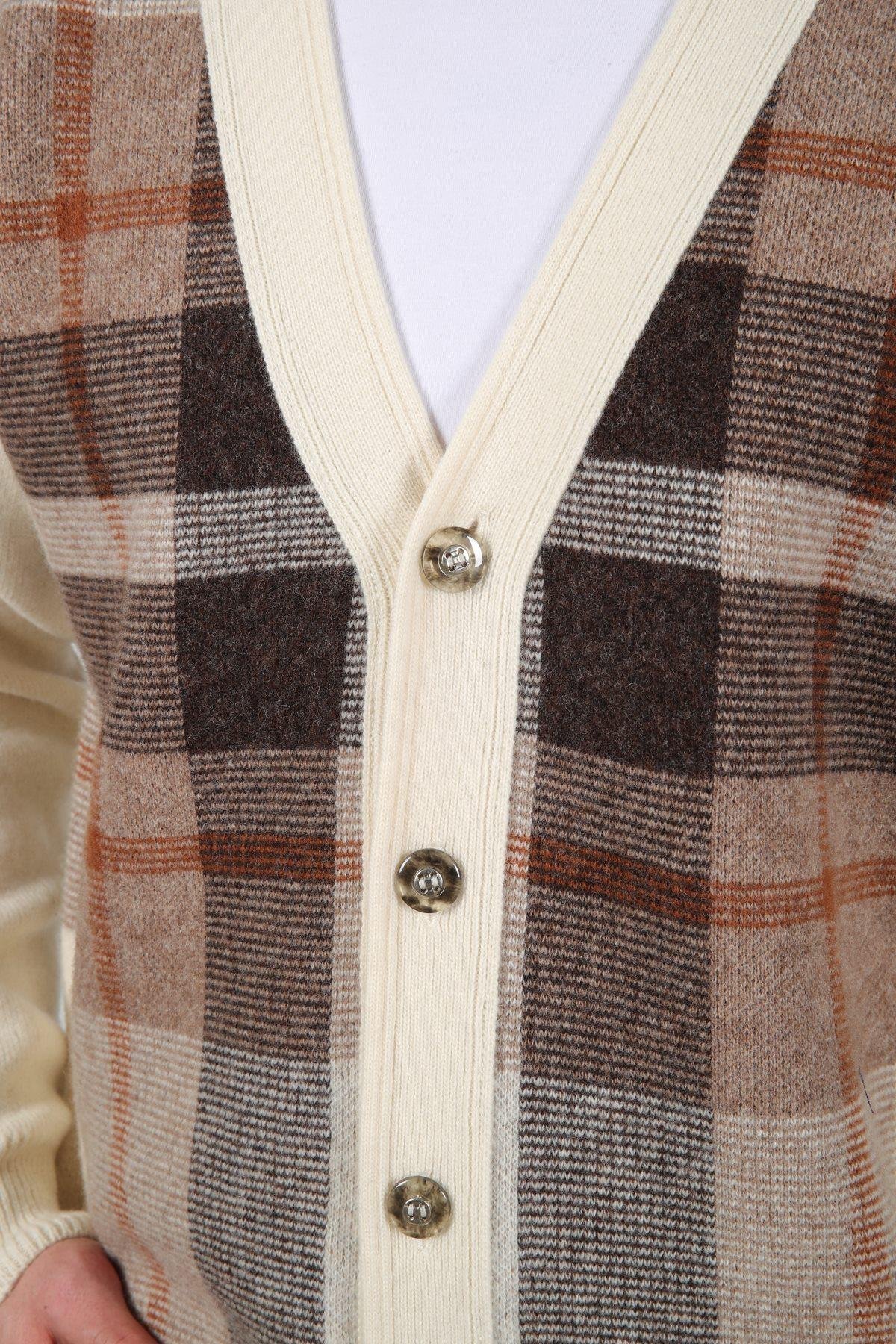 Ferraro Ekru V Yaka Düğmeli Kare Desenli Uzun Kollu %100 Kuzu Yünü Erkek Triko Ceket