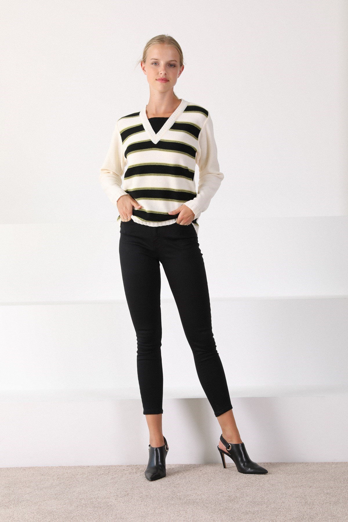 Ferraro Ekru V Yaka Yünlü Kadın Triko Kazak