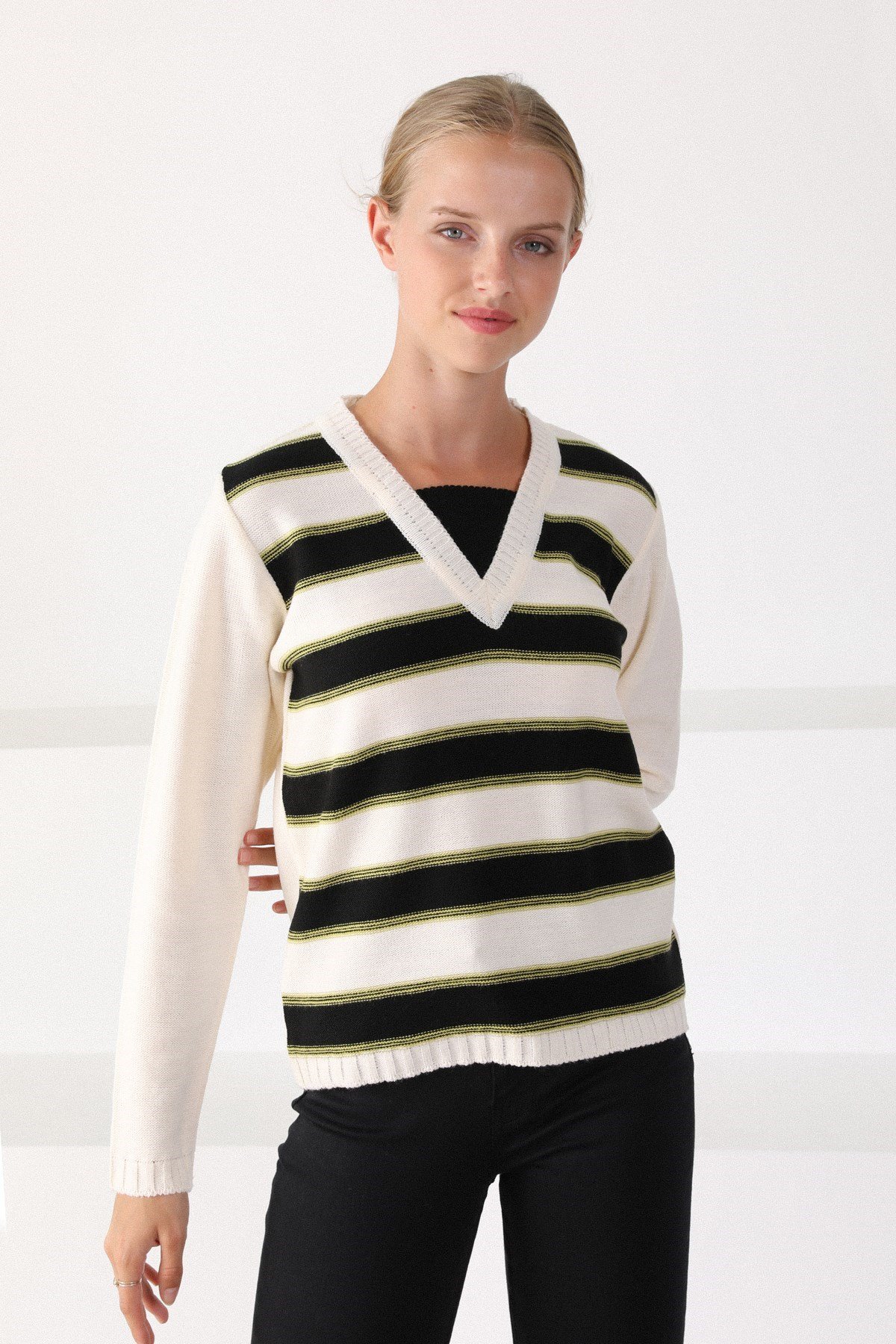 Ferraro Ekru V Yaka Yünlü Kadın Triko Kazak