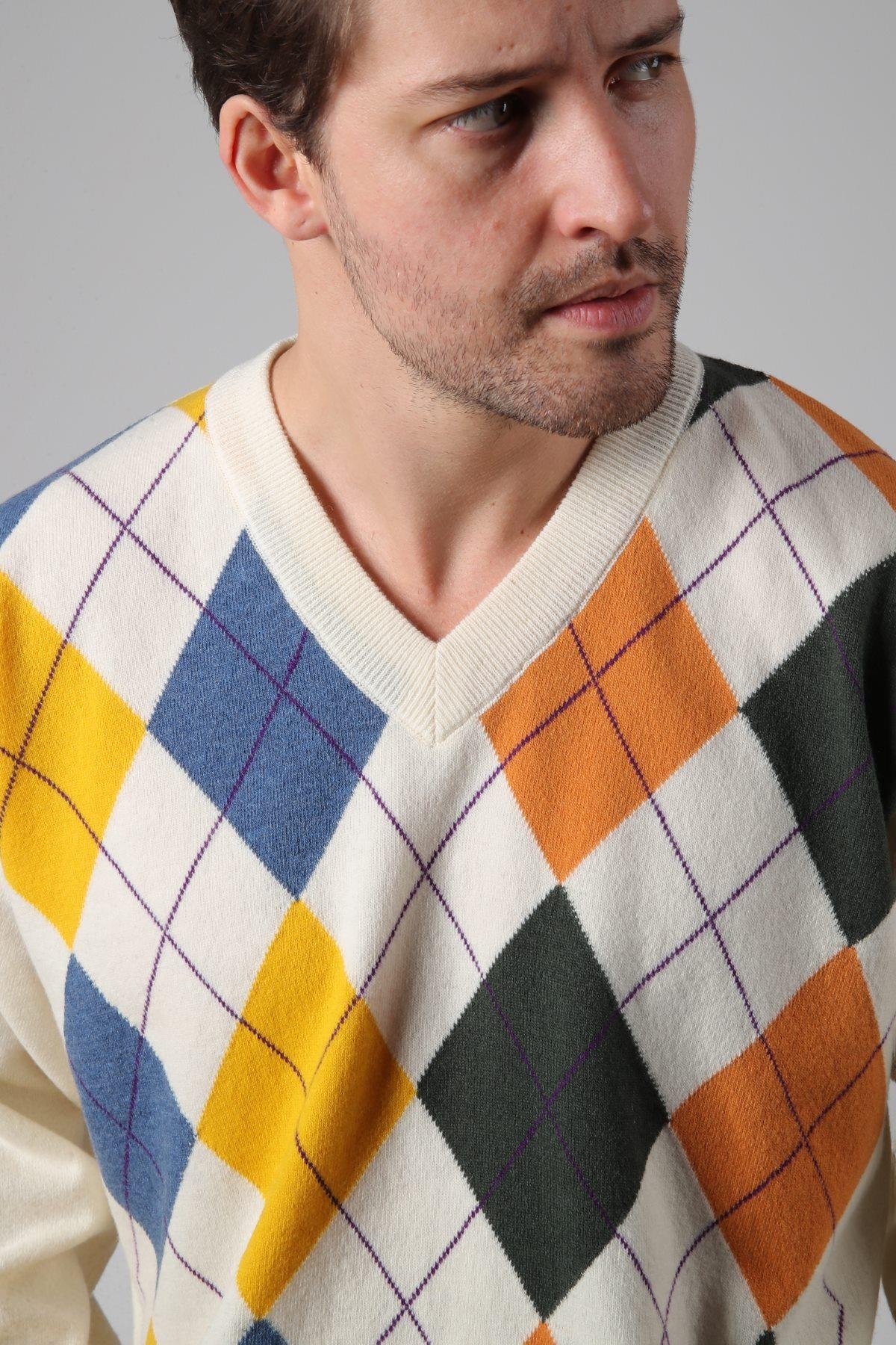 Ferraro Ekru/İndigo V Yaka Çok Renkli Baklava Desenli Uzun Kollu %100 Kuzu Yünü Erkek Triko Kazak