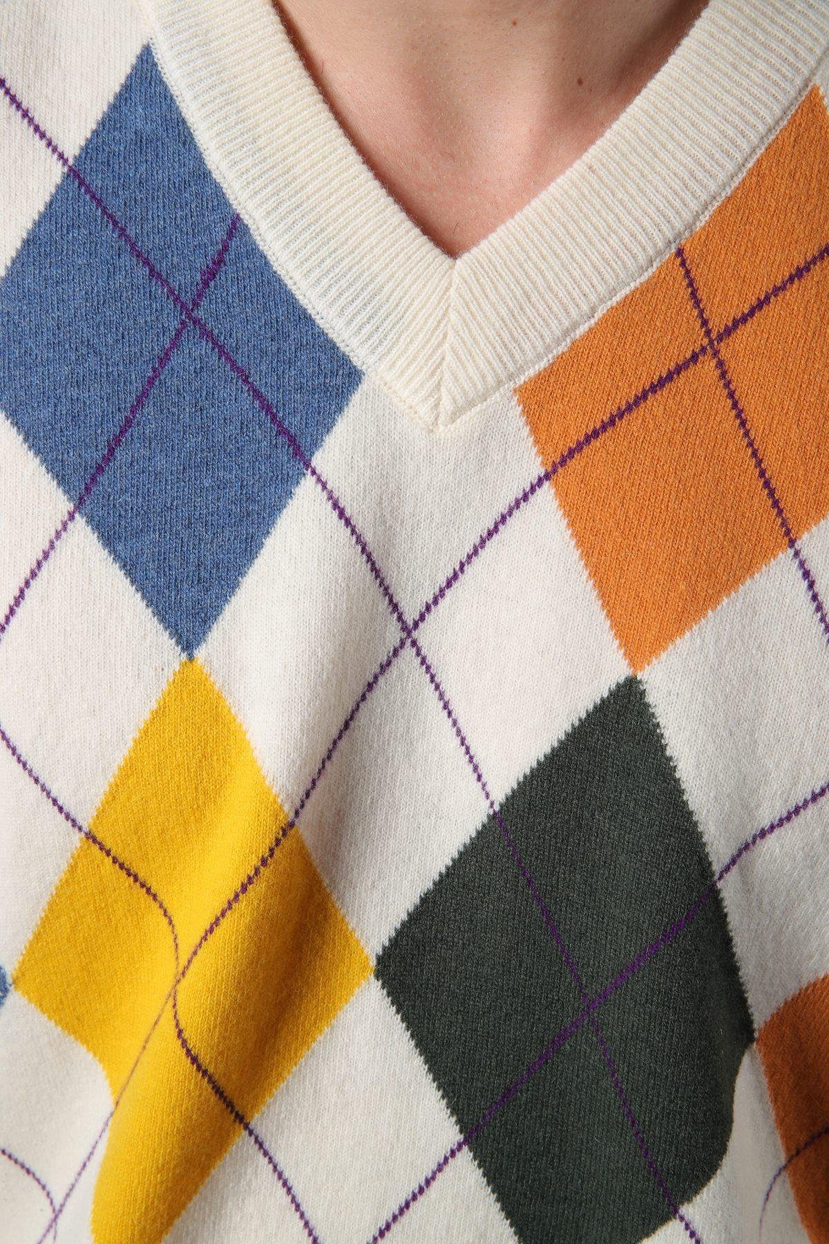 Ferraro Ekru/İndigo V Yaka Çok Renkli Baklava Desenli Uzun Kollu %100 Kuzu Yünü Erkek Triko Kazak