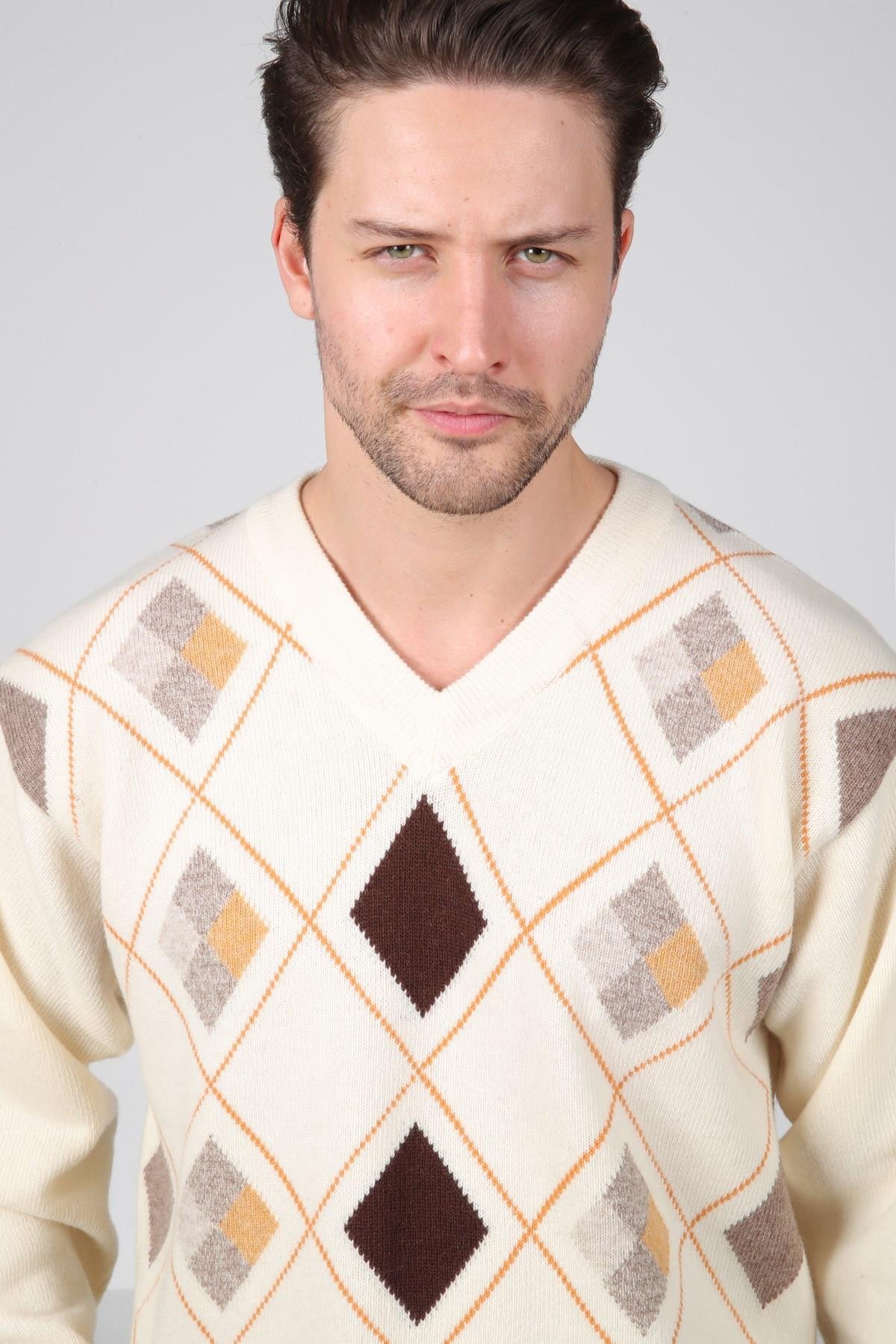 Ferraro Ekru/Kahve V Yaka Kahve Baklava Desenli Uzun Kollu %100 Kuzu Yünü Erkek Triko Kazak