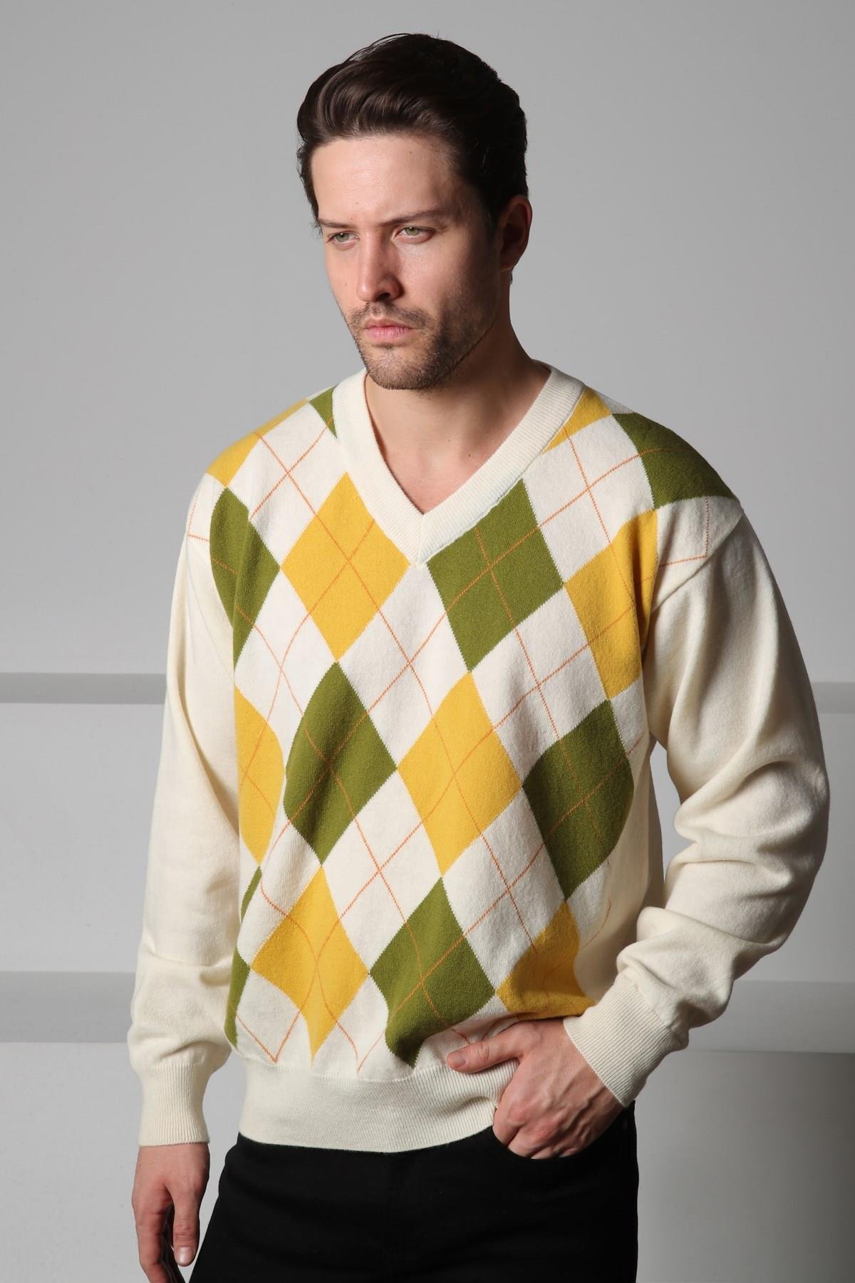 Ferraro Ekru/Sarı V Yaka Çok Renkli Baklava Desenli Uzun Kollu %100 Kuzu Yünü Erkek Triko Kazak