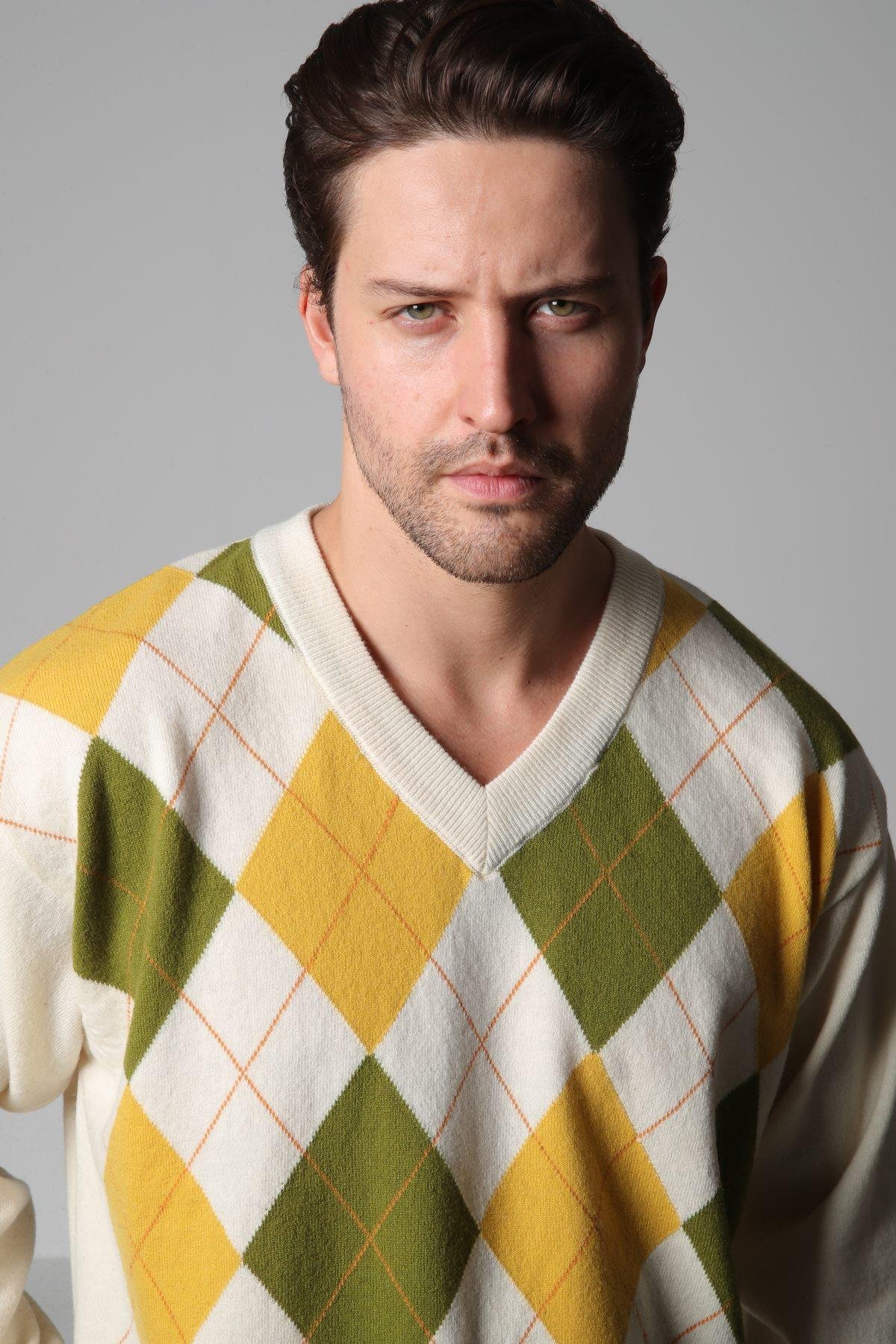 Ferraro Ekru/Sarı V Yaka Çok Renkli Baklava Desenli Uzun Kollu %100 Kuzu Yünü Erkek Triko Kazak