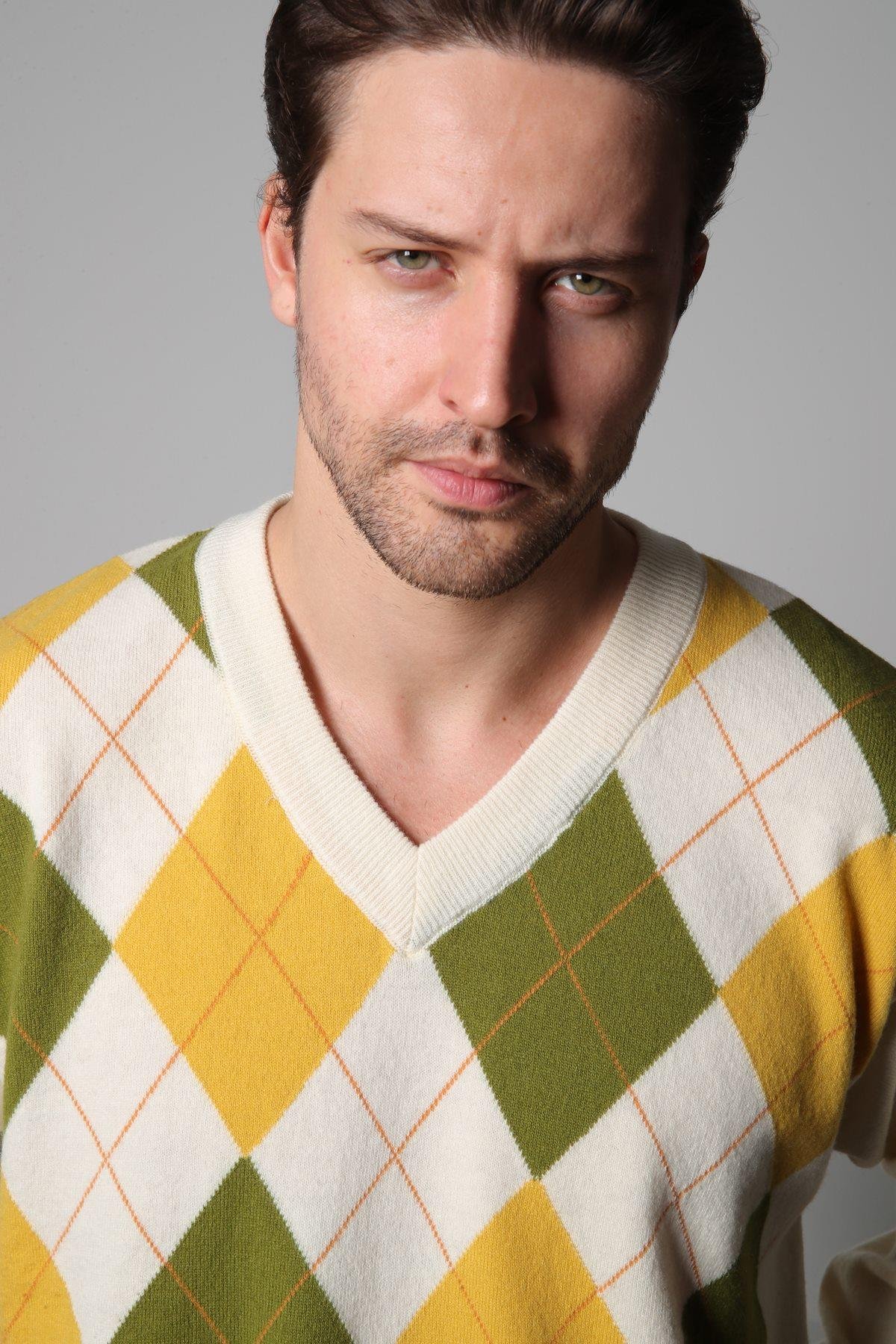 Ferraro Ekru/Sarı V Yaka Çok Renkli Baklava Desenli Uzun Kollu %100 Kuzu Yünü Erkek Triko Kazak