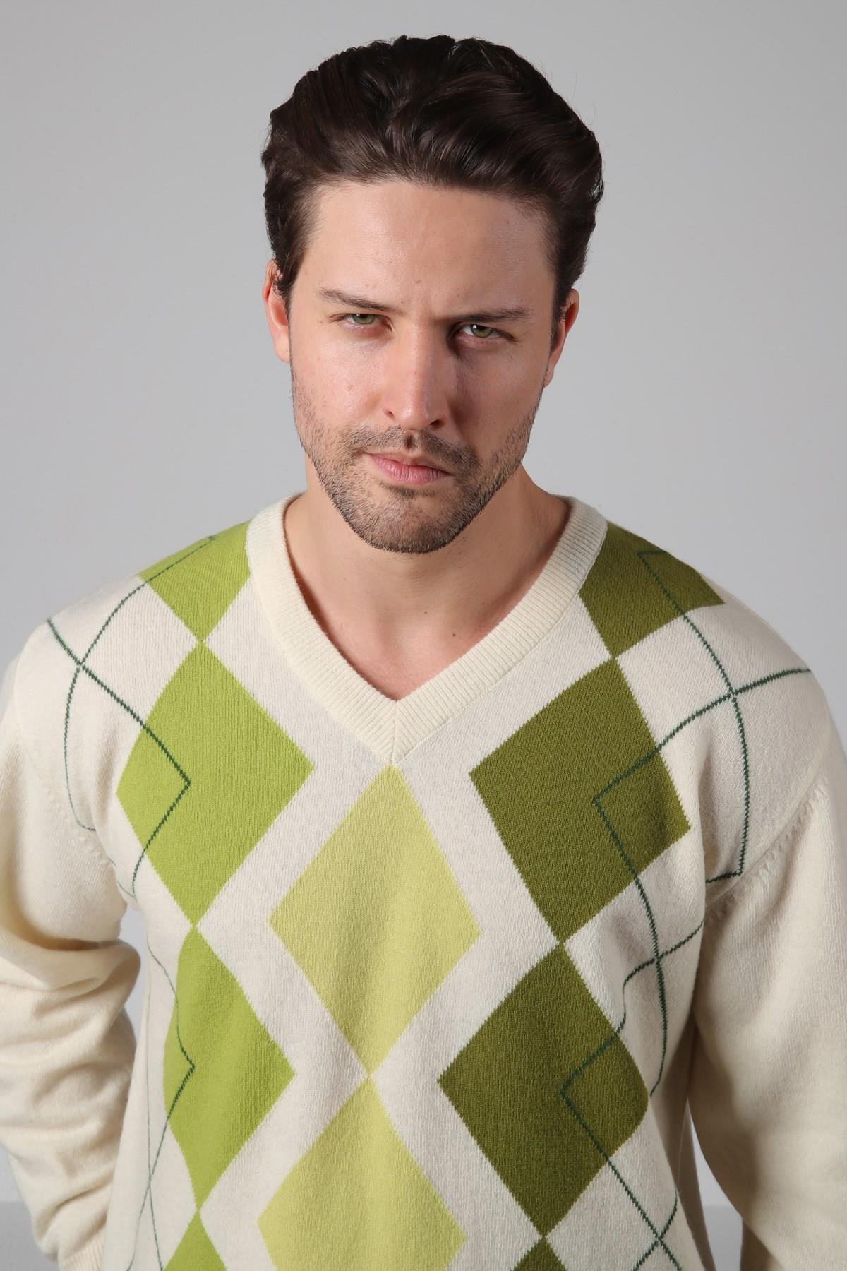 Ferraro Ekru/Yeşil V Yaka Çok Tonlu Baklava Desenli Uzun Kollu %100 Kuzu Yünü Erkek Triko Kazak