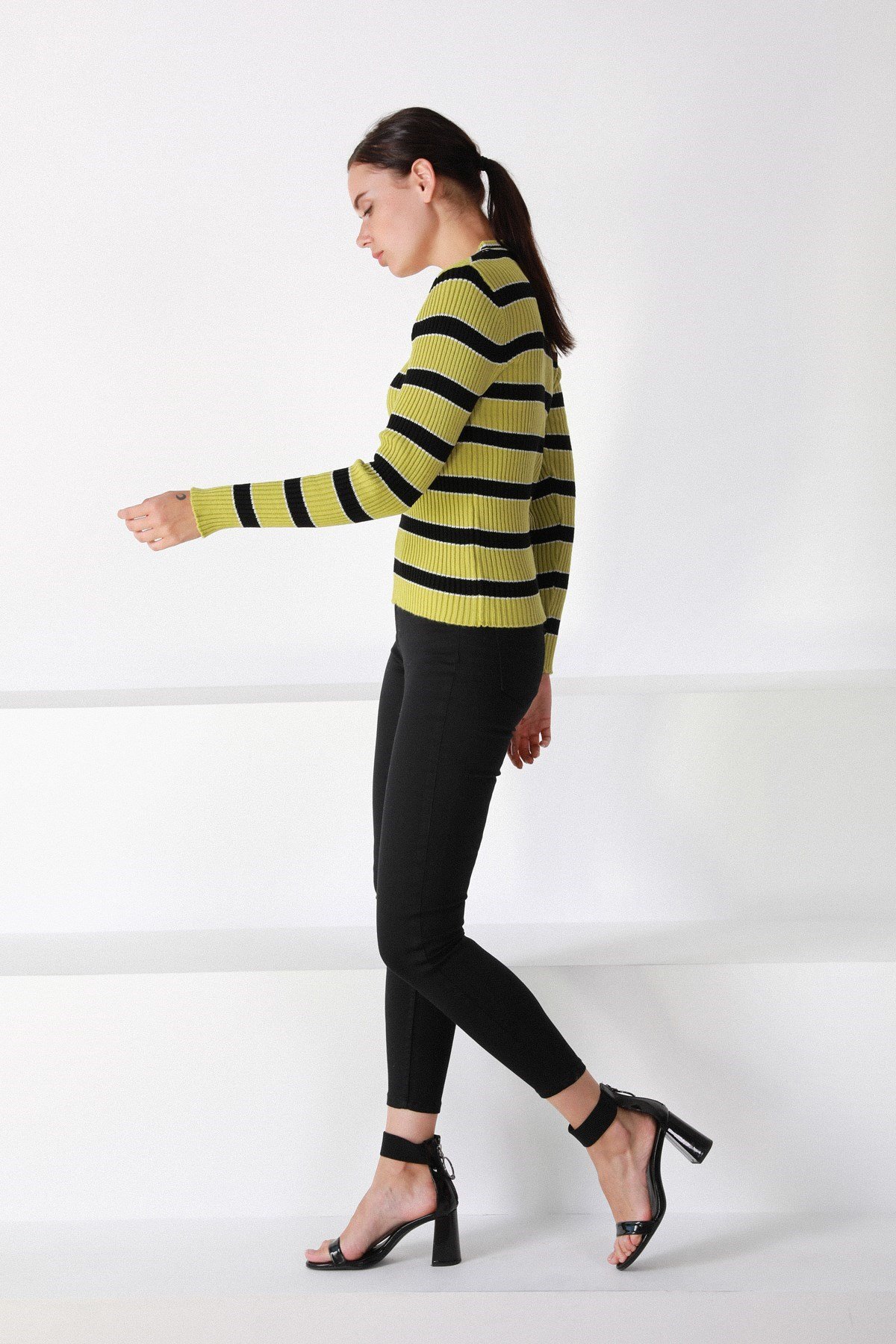 Ferraro Fıstık V Yaka Çizgili Kadın Triko Kazak