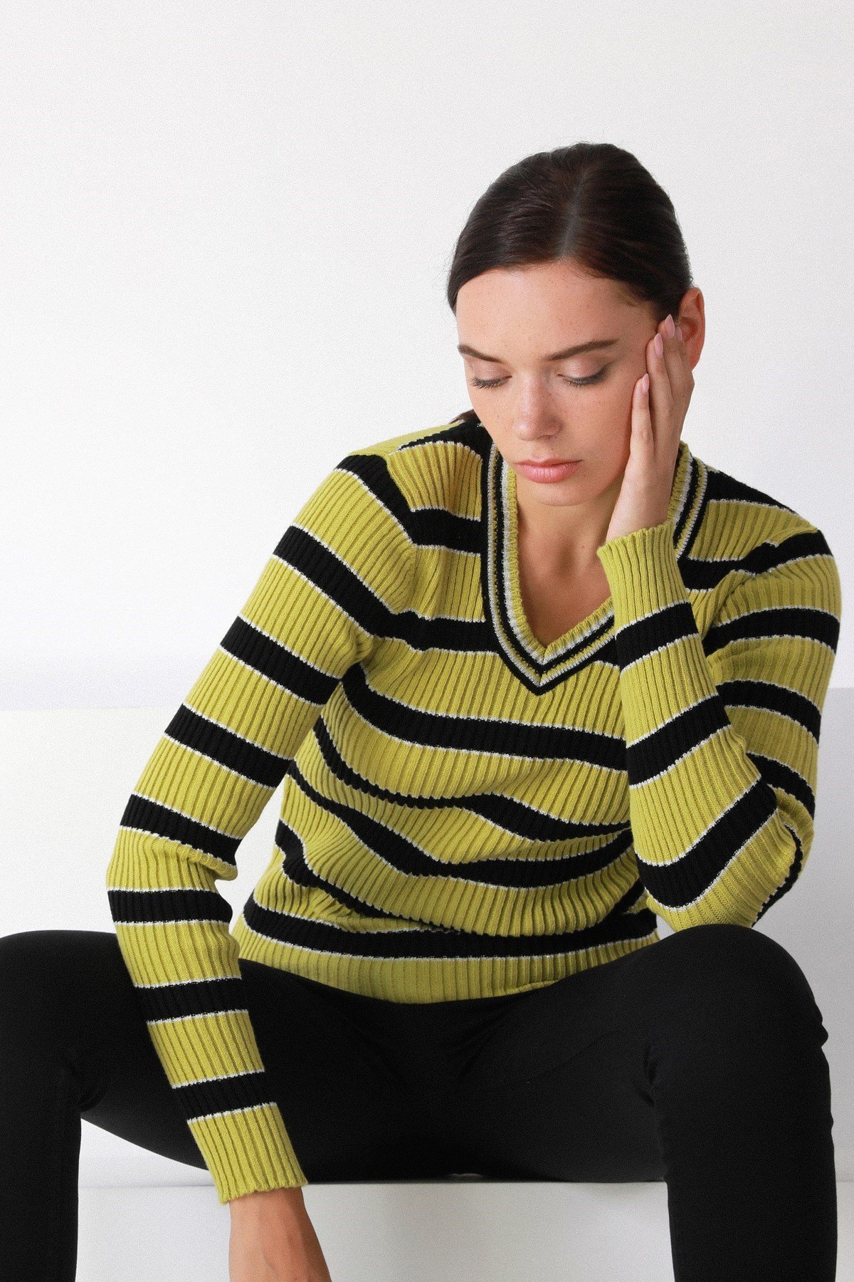 Ferraro Fıstık V Yaka Çizgili Kadın Triko Kazak