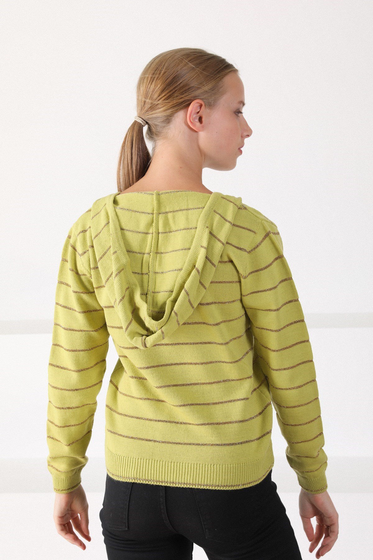 Ferraro Fıstık V Yaka Kapüşonlu Kadın Triko Kazak