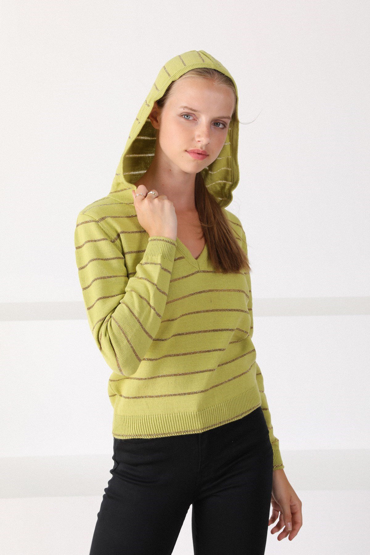 Ferraro Fıstık V Yaka Kapüşonlu Kadın Triko Kazak