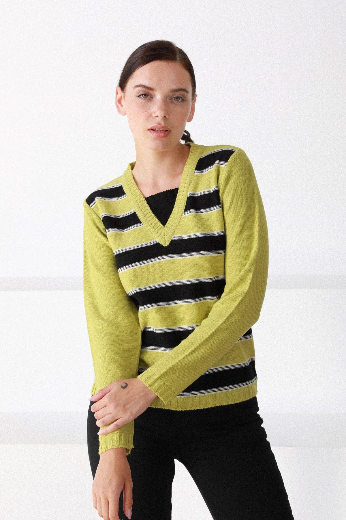 Ferraro Fıstık V Yaka Yünlü Kadın Triko Kazak