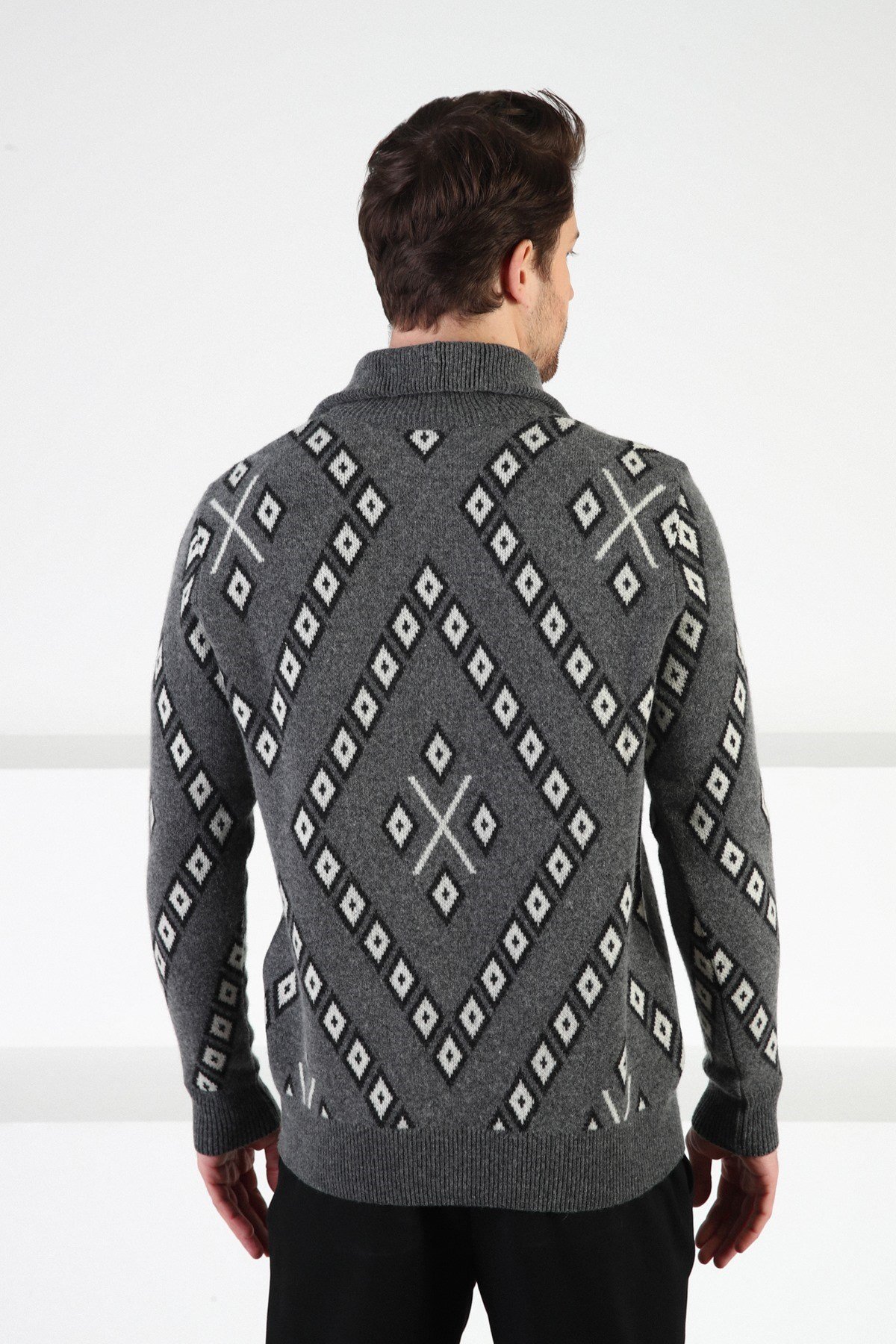 Ferraro Füme Kare Desenli Dik Yaka %100 Kuzu Yünü Erkek Kazak