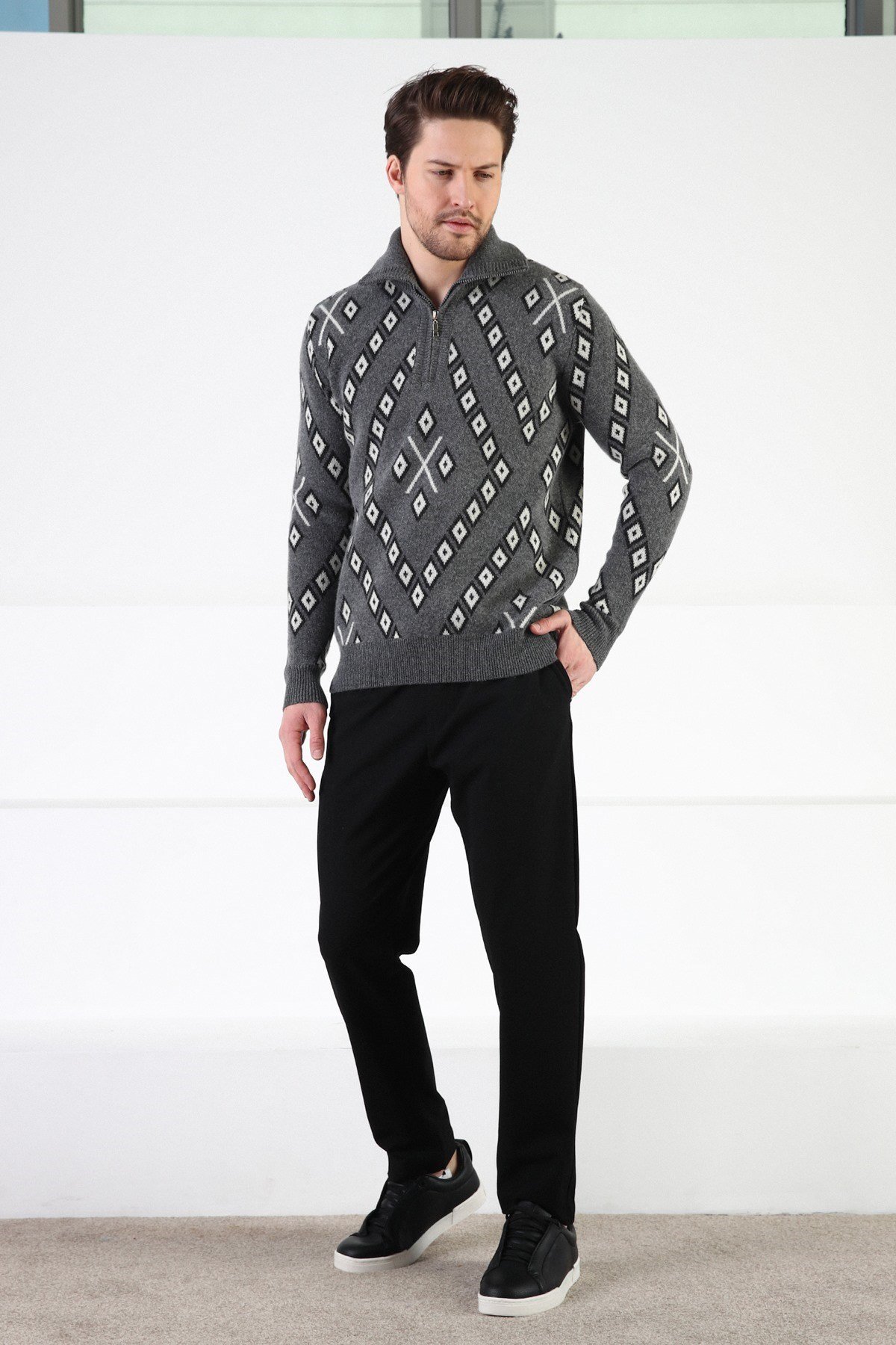Ferraro Füme Kare Desenli Dik Yaka %100 Kuzu Yünü Erkek Kazak
