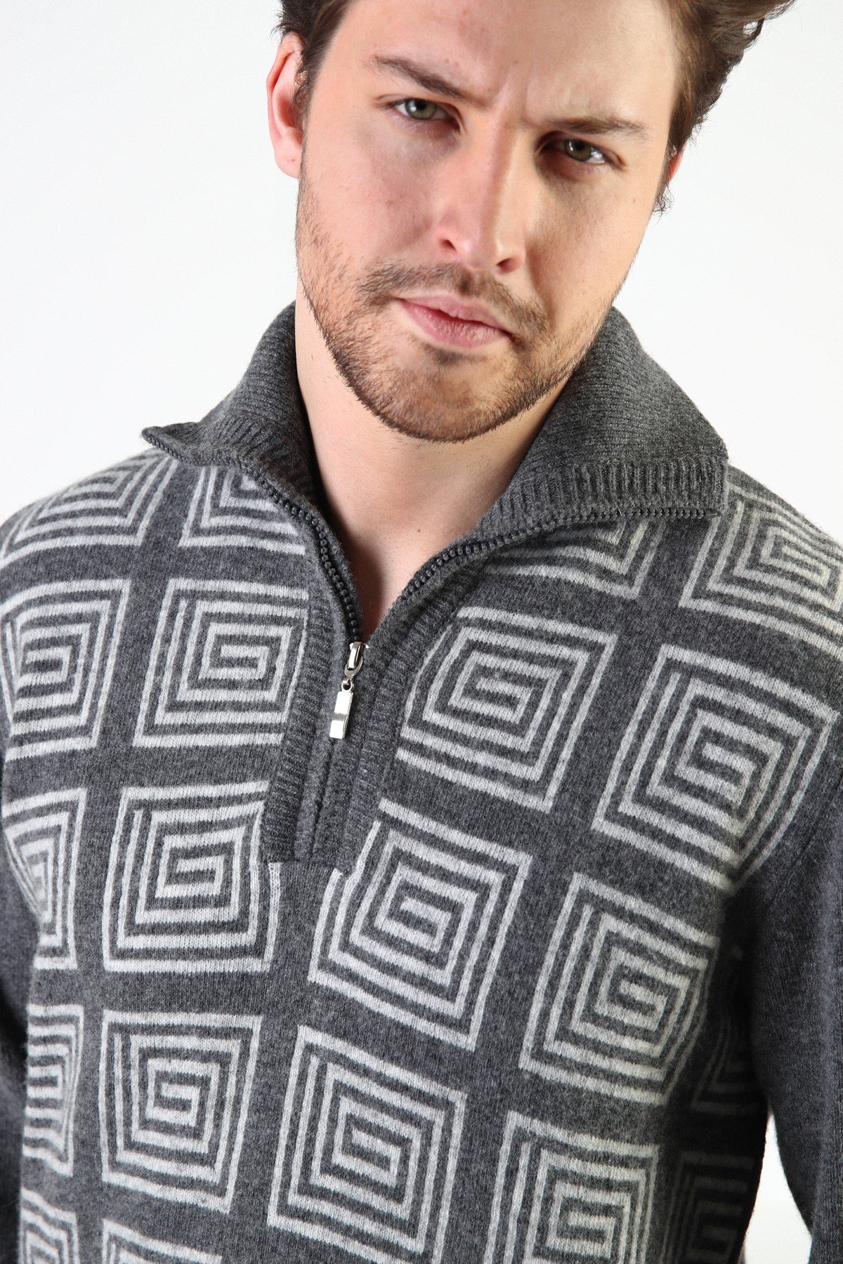 Ferraro Füme Kare Desenli Dik Yaka %100 Kuzu Yünü Erkek Kazak