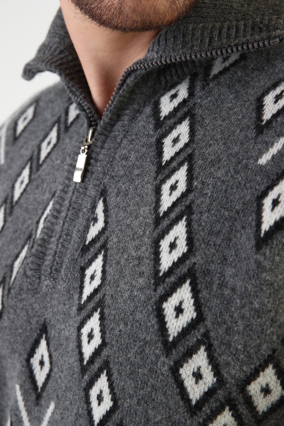Ferraro Füme Kare Desenli Dik Yaka %100 Kuzu Yünü Erkek Kazak