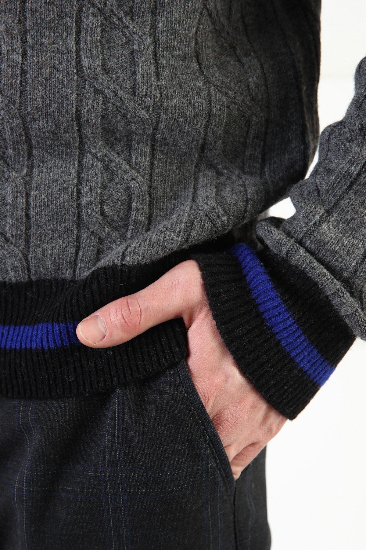 Ferraro Füme/Siyah V Yaka %100 Kuzu Yünü Erkek Kazak