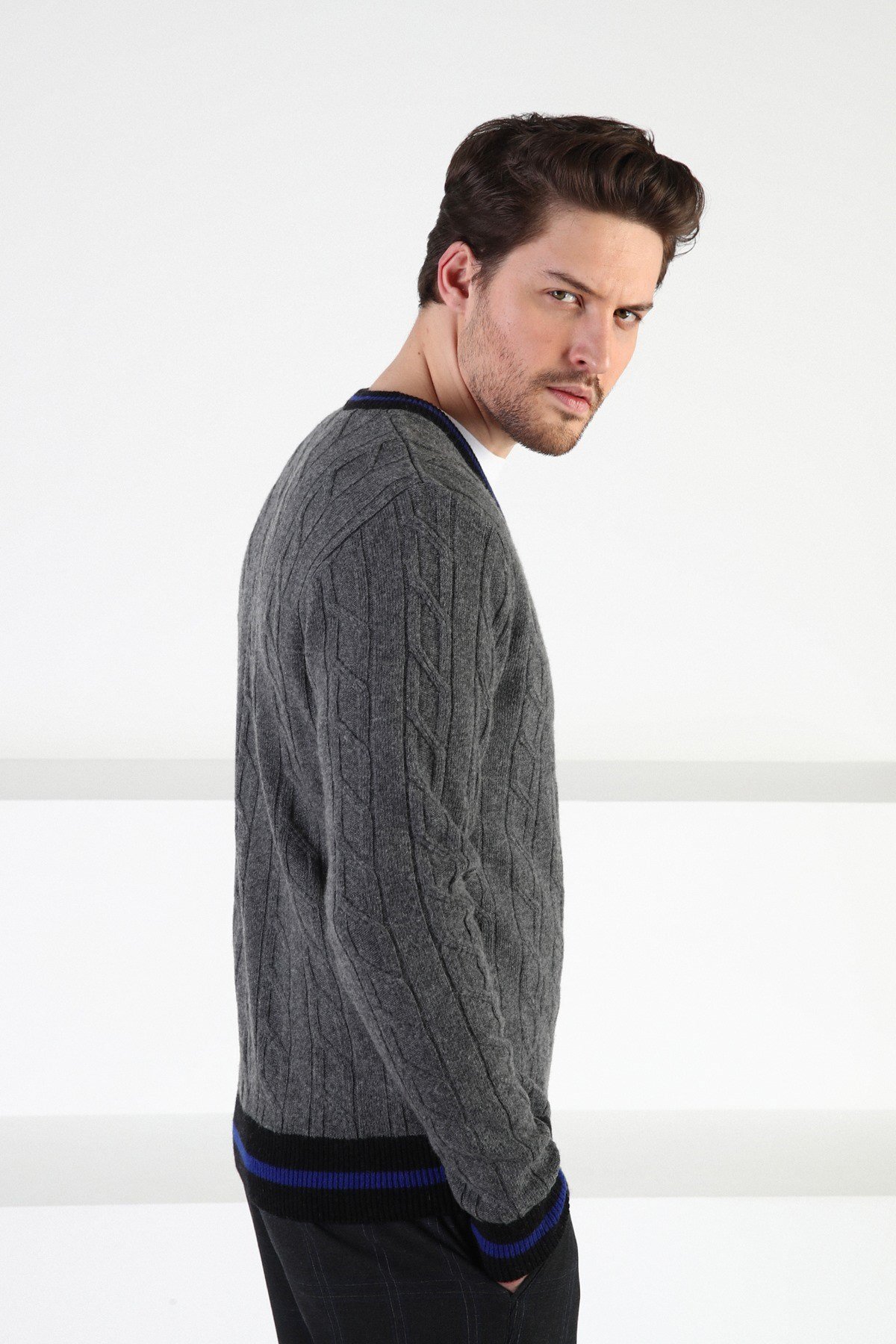 Ferraro Füme/Siyah V Yaka %100 Kuzu Yünü Erkek Kazak