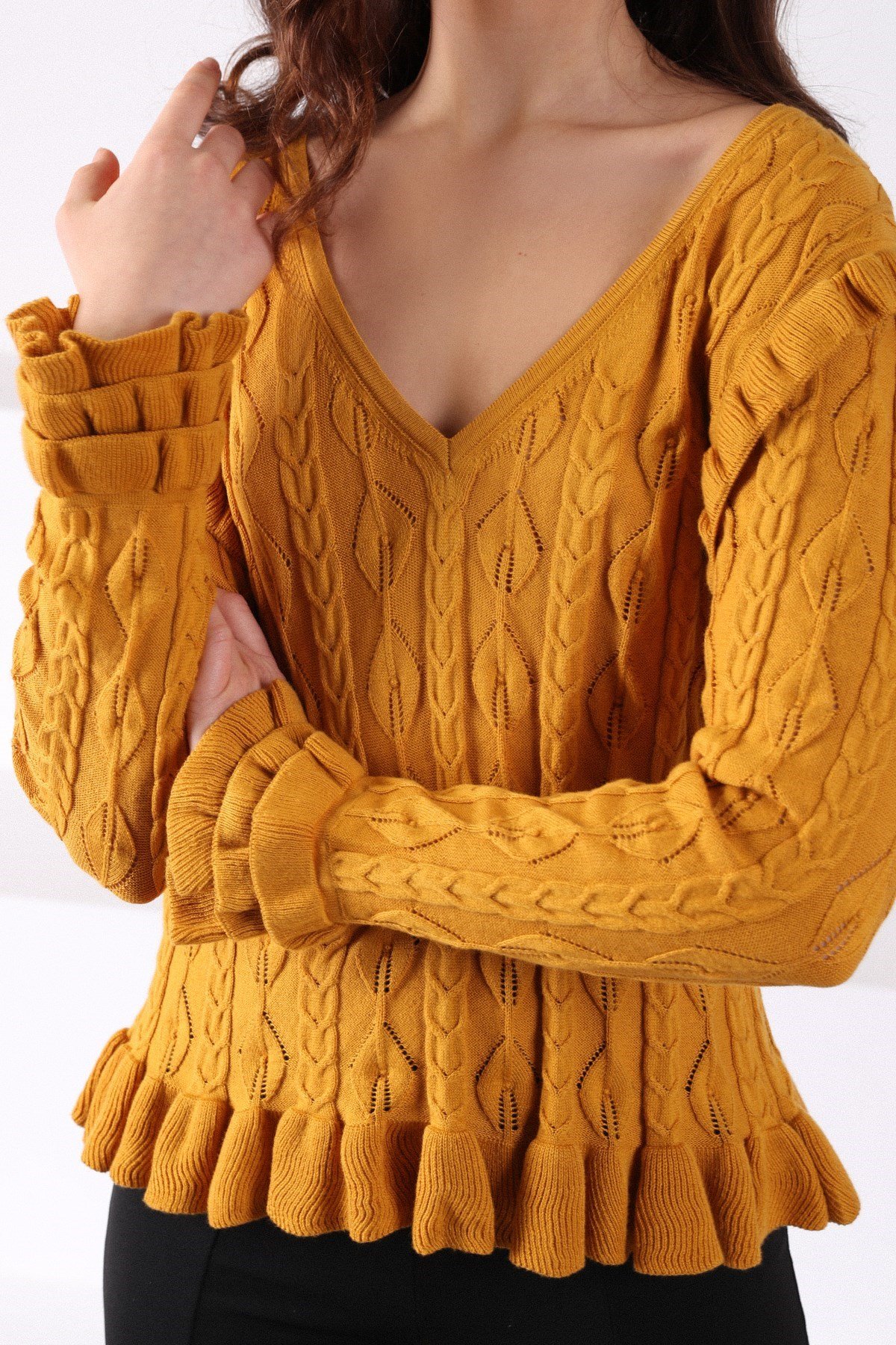 Ferraro Gold V Yaka Kolu Fırfırlı Pamuklu Kadın Triko Kazak