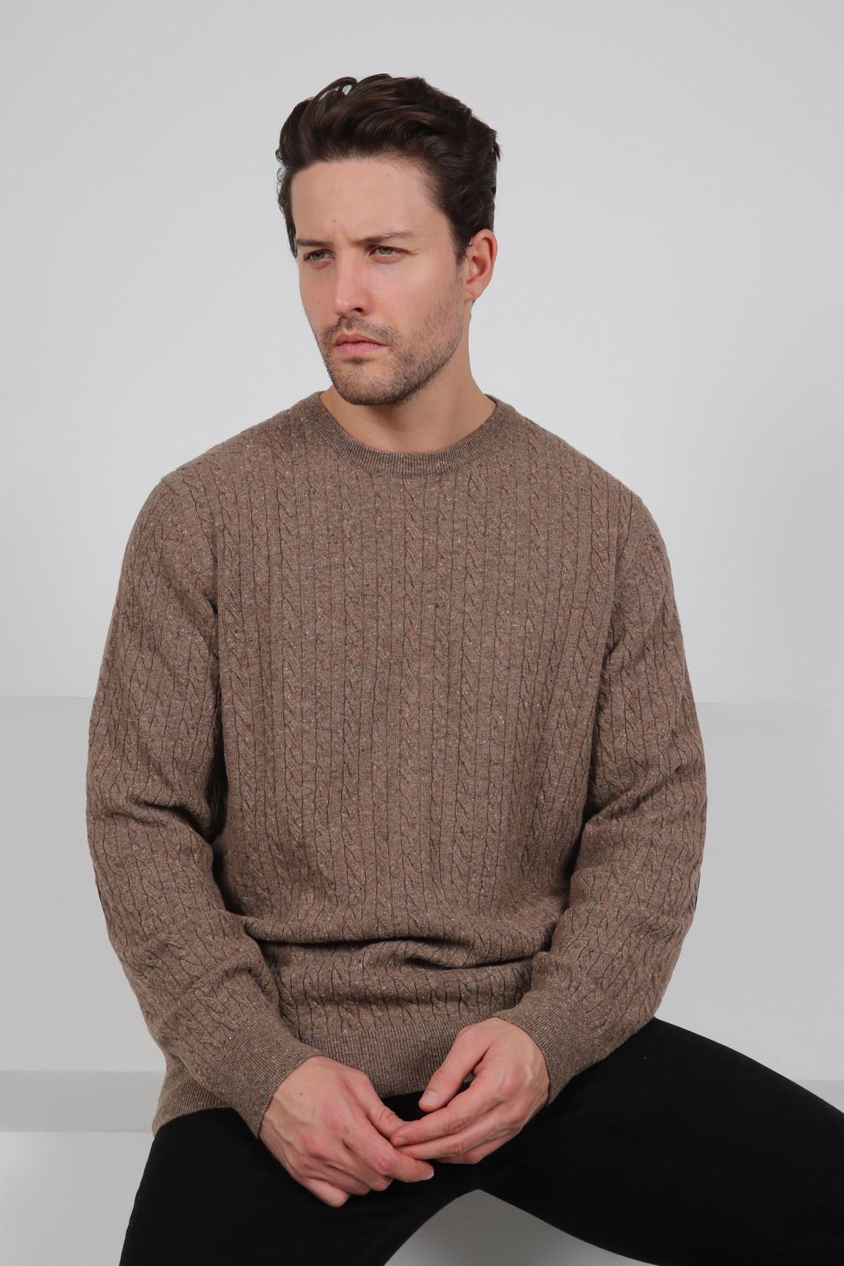 Ferraro Kahve Bisiklet Yaka Kabartmalı Saç Örgü Desenli Uzun Kollu %100 Kuzu Yünü Erkek Triko Kazak