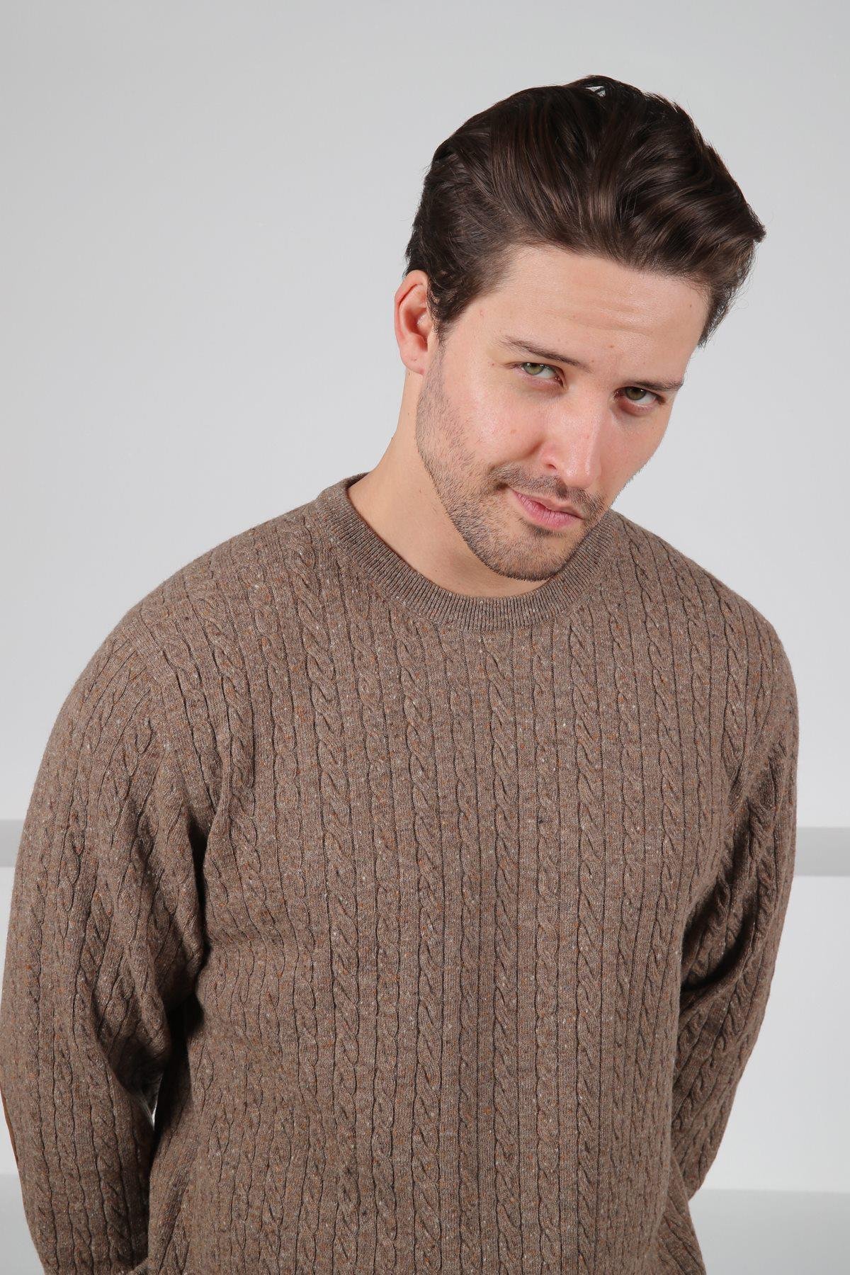 Ferraro Kahve Bisiklet Yaka Kabartmalı Saç Örgü Desenli Uzun Kollu %100 Kuzu Yünü Erkek Triko Kazak