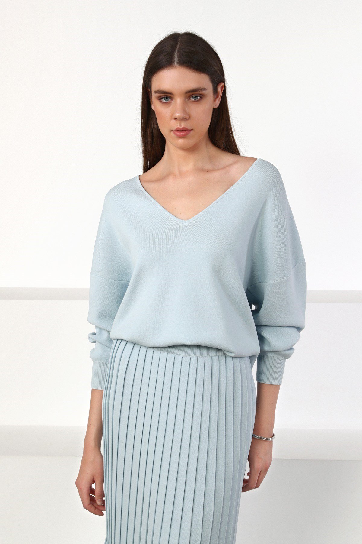 Ferraro Mavi V Yaka Yırtmaçlı Kadın Triko Kazak