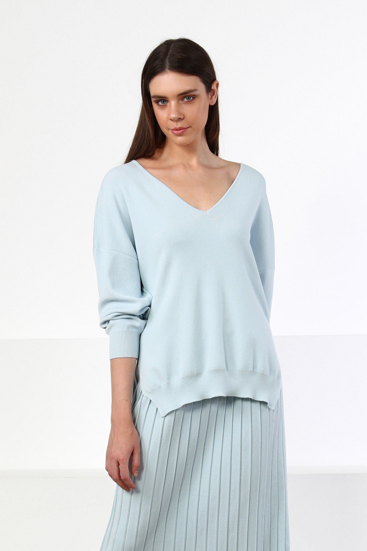 Ferraro Mavi V Yaka Yırtmaçlı Kadın Triko Kazak