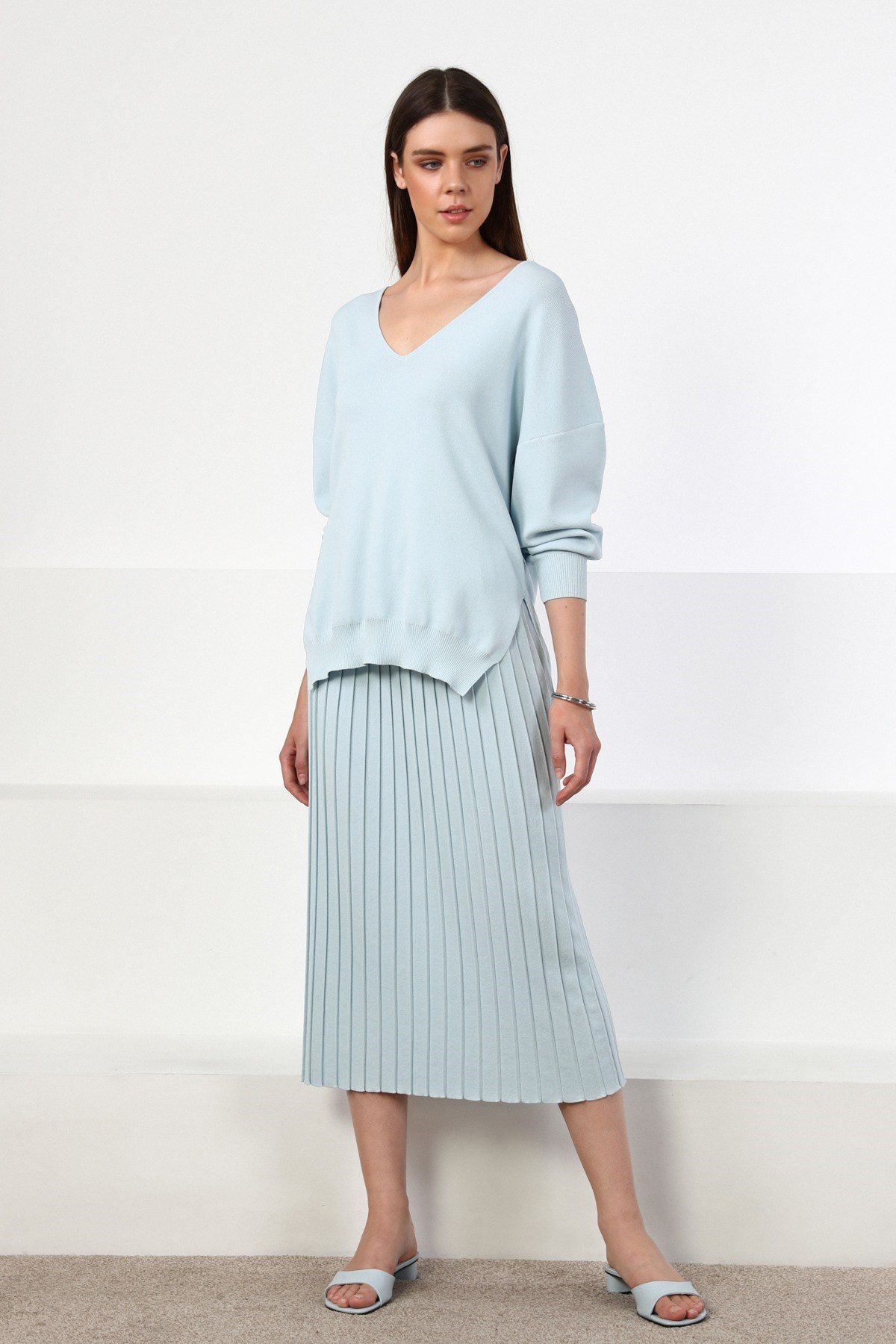 Ferraro Mavi V Yaka Yırtmaçlı Kadın Triko Kazak