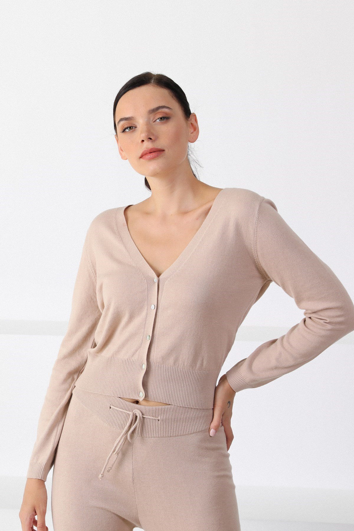 Ferraro Nougat V Yaka Düğmeli Kadın Triko Hırka