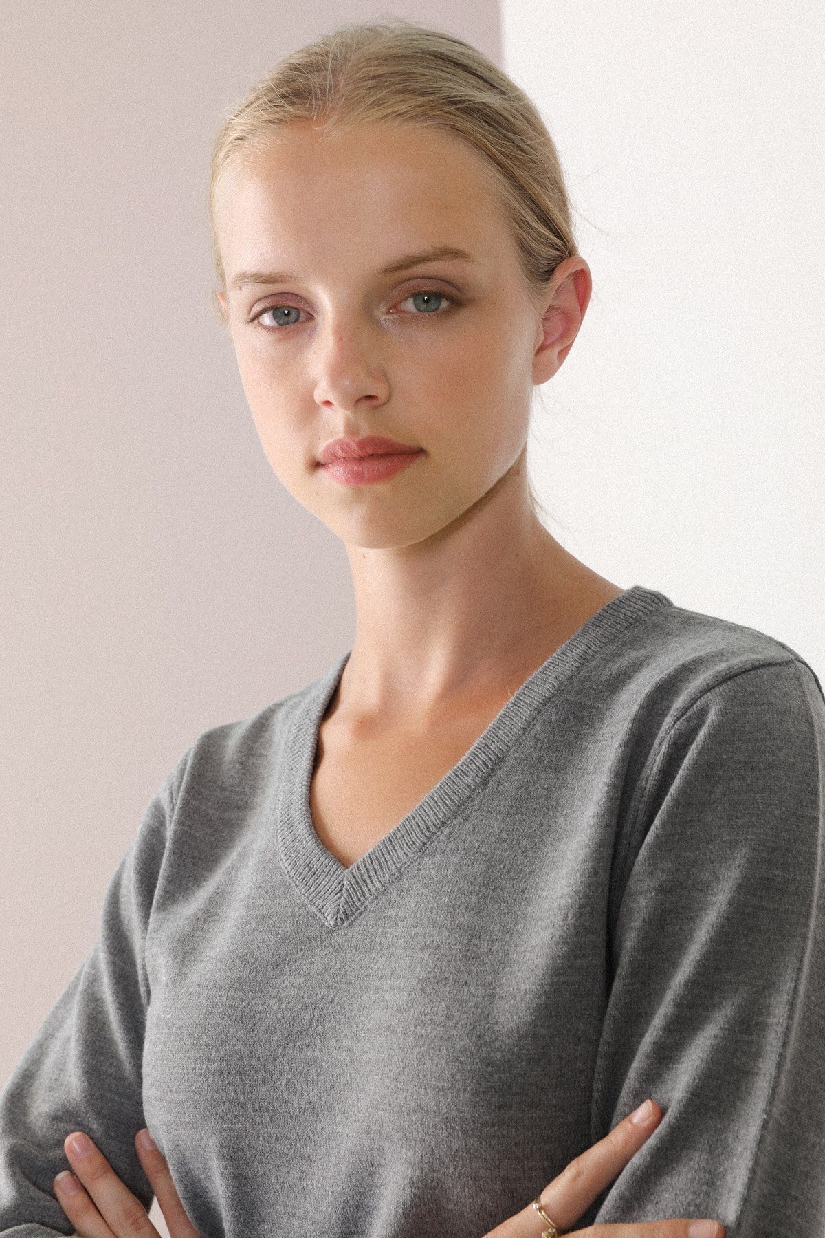 Ferraro O.Gri V Yaka Kadın Triko Kazak