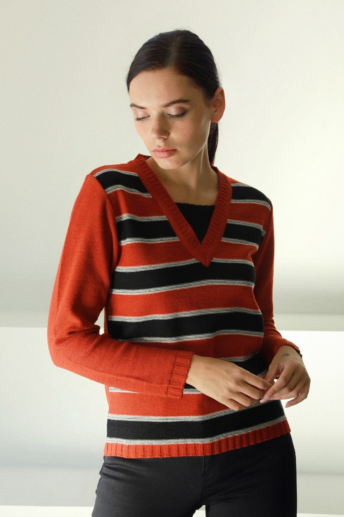 Ferraro Oranj V Yaka Yünlü Kadın Triko Kazak