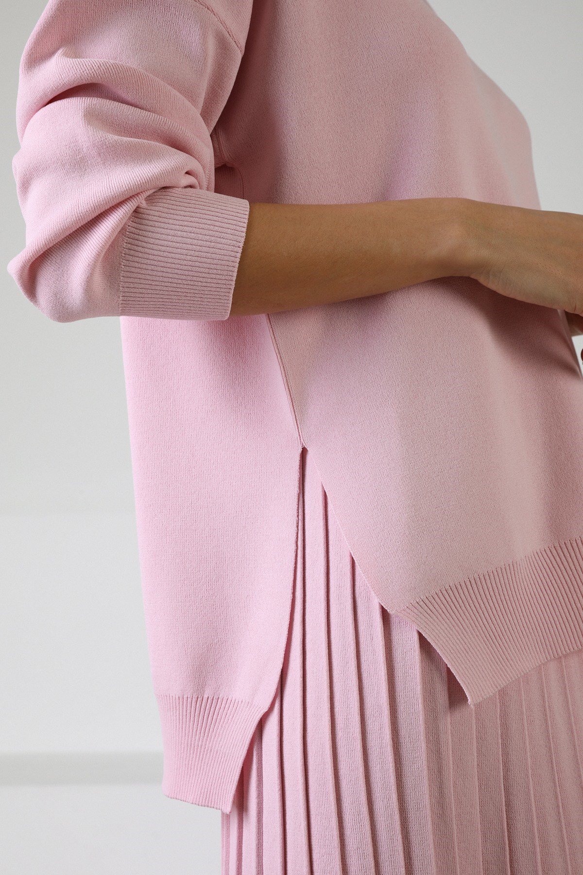 Ferraro Pembe V Yaka Yırtmaçlı Kadın Triko Kazak