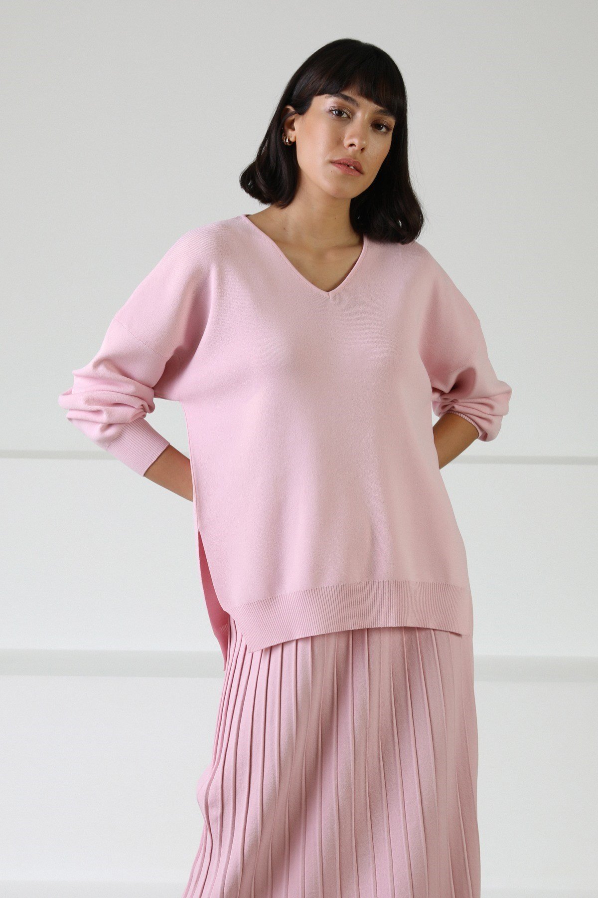 Ferraro Pembe V Yaka Yırtmaçlı Kadın Triko Kazak